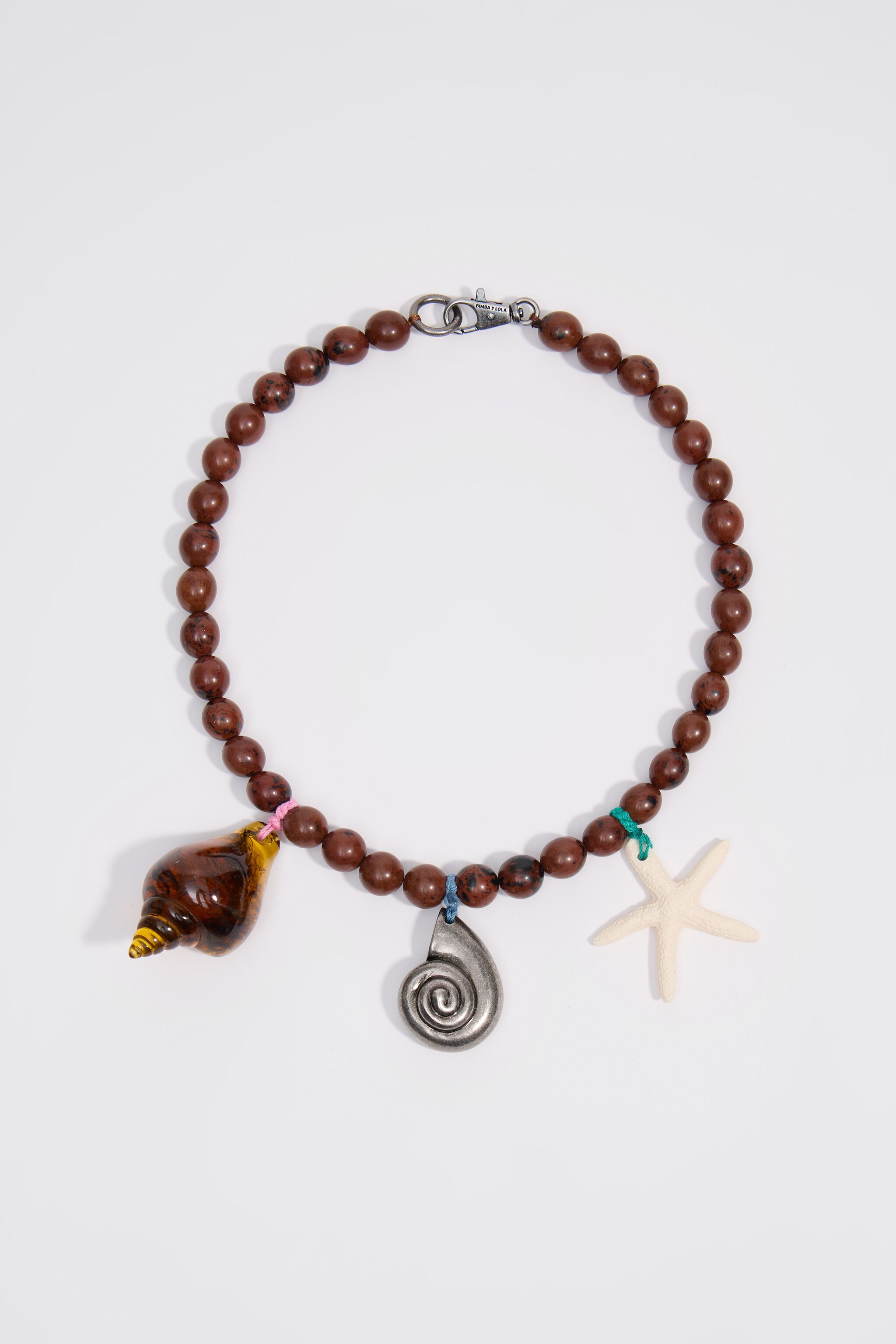 Gebrauchter Silberanhänger mit Steinen und Muscheln