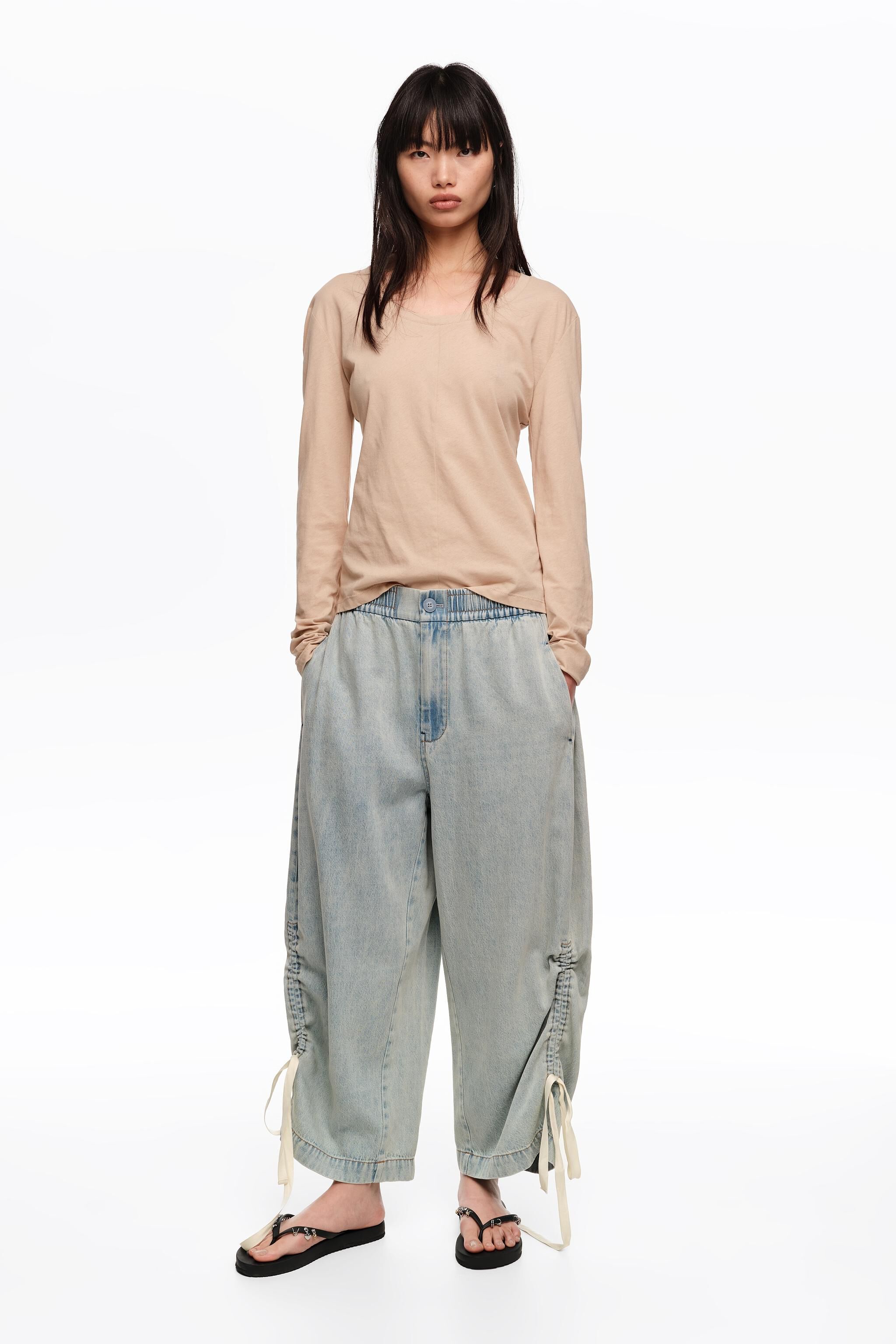 Helleblaue Denim-Jogger mit Volant