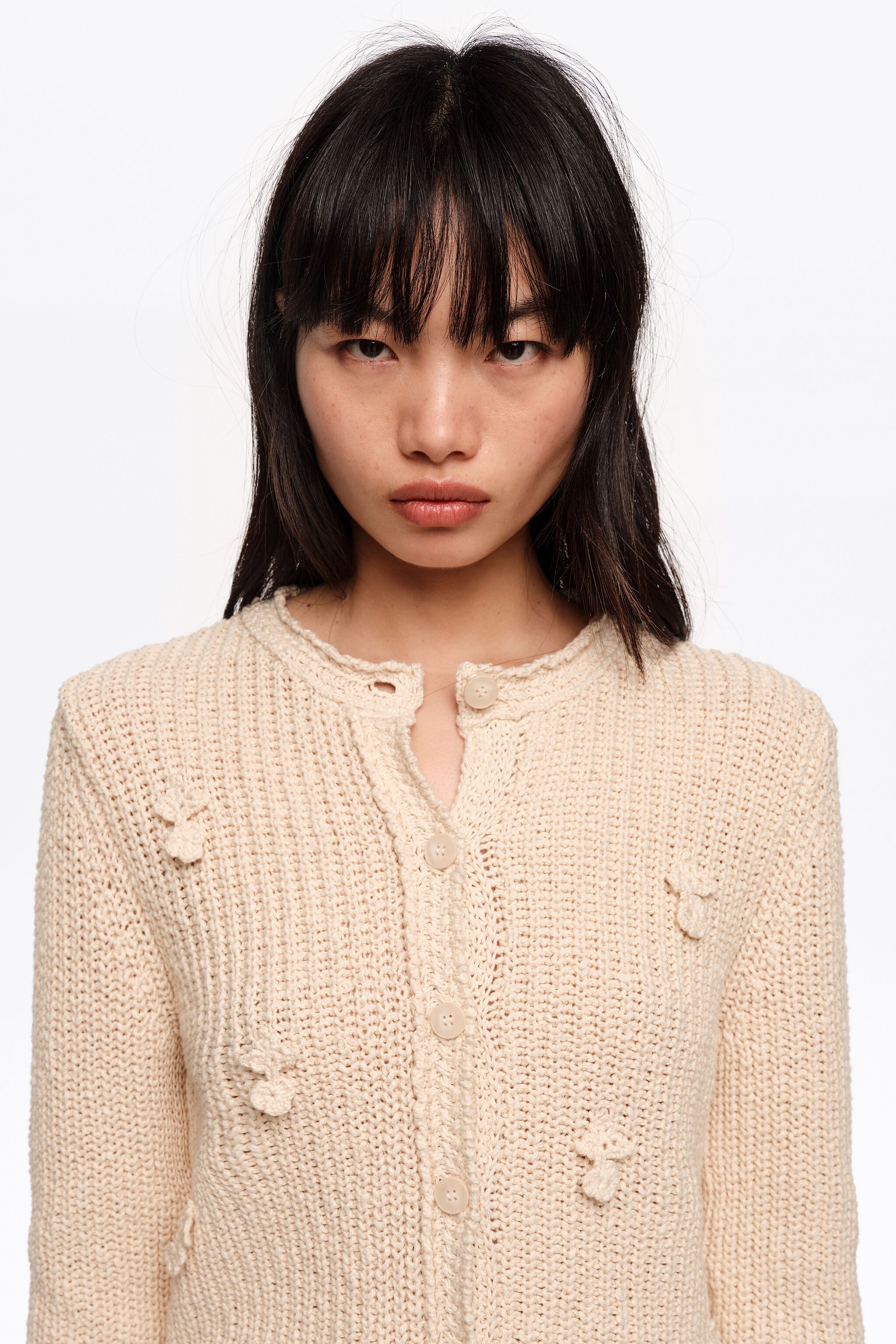 Beigefarbener Baumwoll-Pullover mit flachen Knötchen