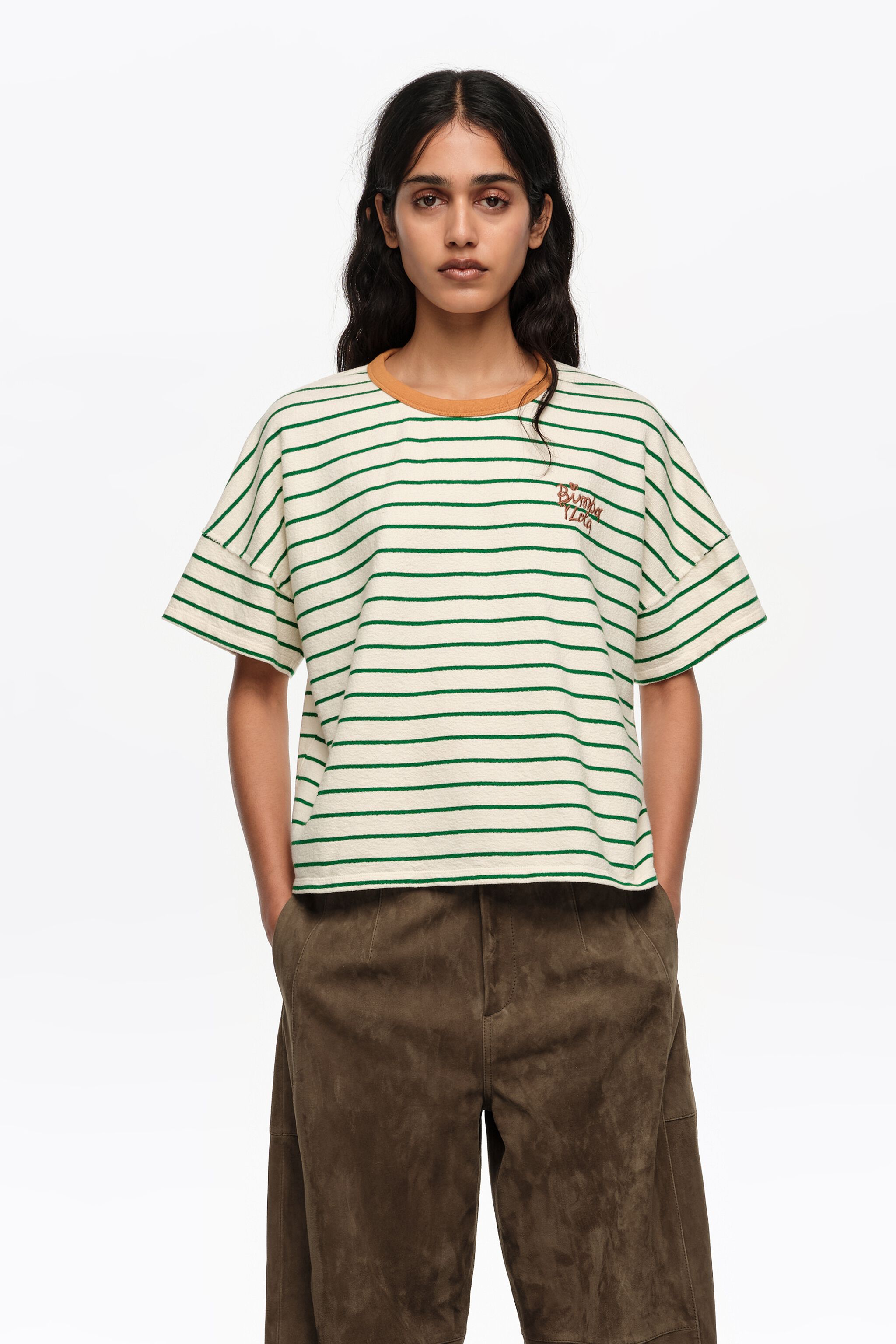 Grünes gestreiftes Kontrastfutter T-Shirt
