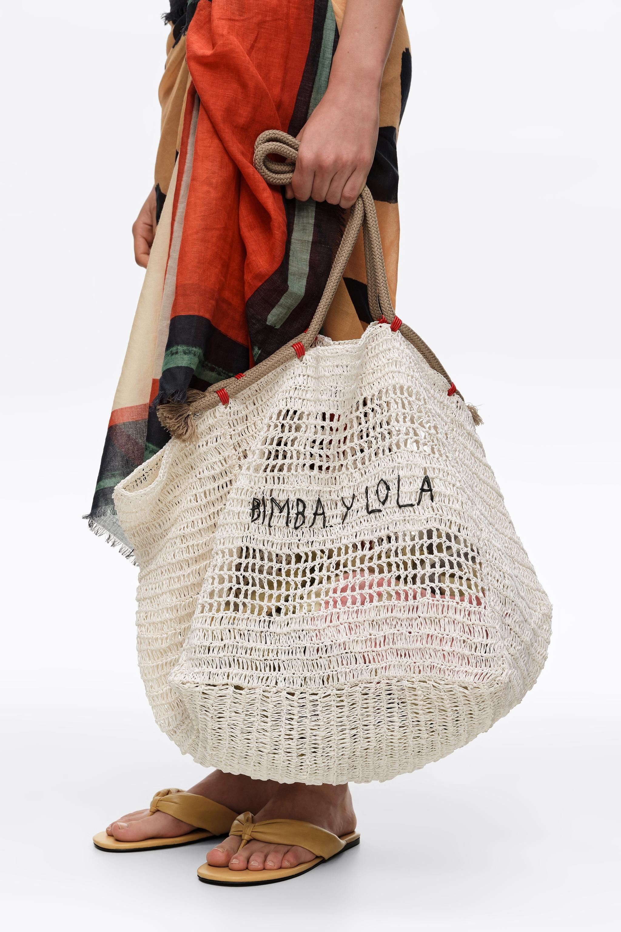 Große weiße Papiertasche mit Schultergurt