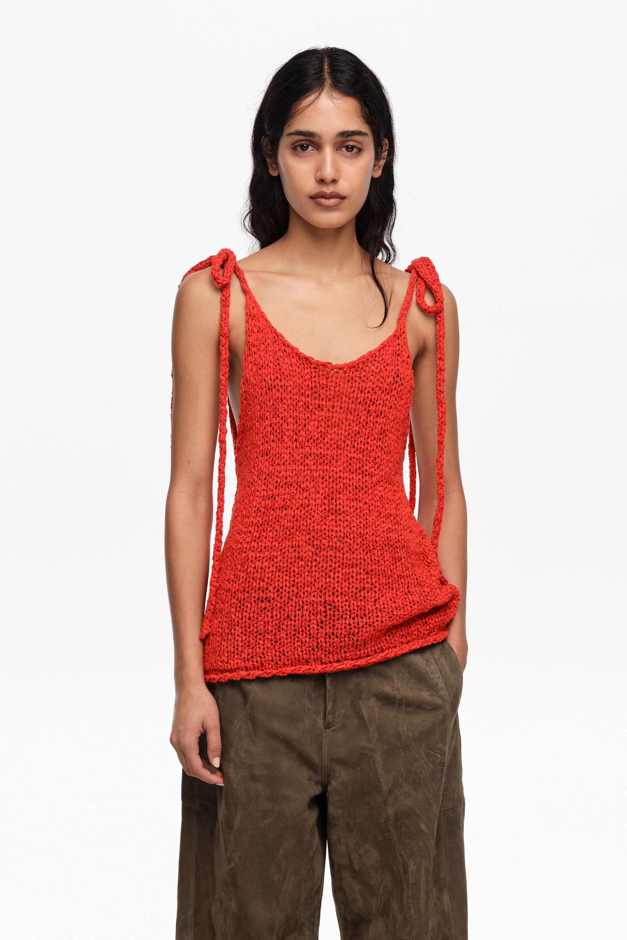 Roter Schleifen-Strickpullover