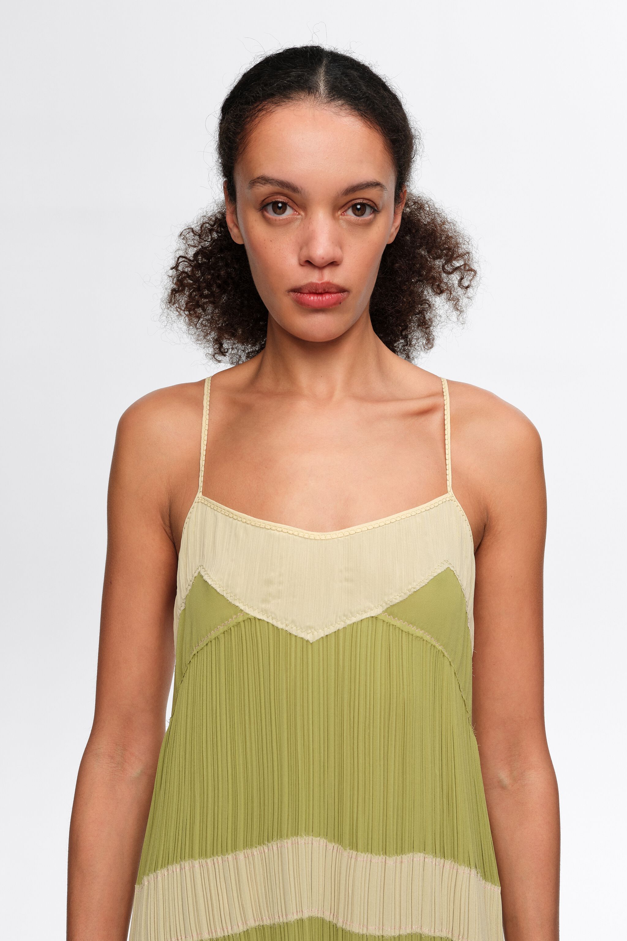 Zweifarbiger, gefalteter A-Linien-Strap-Flatterkleid