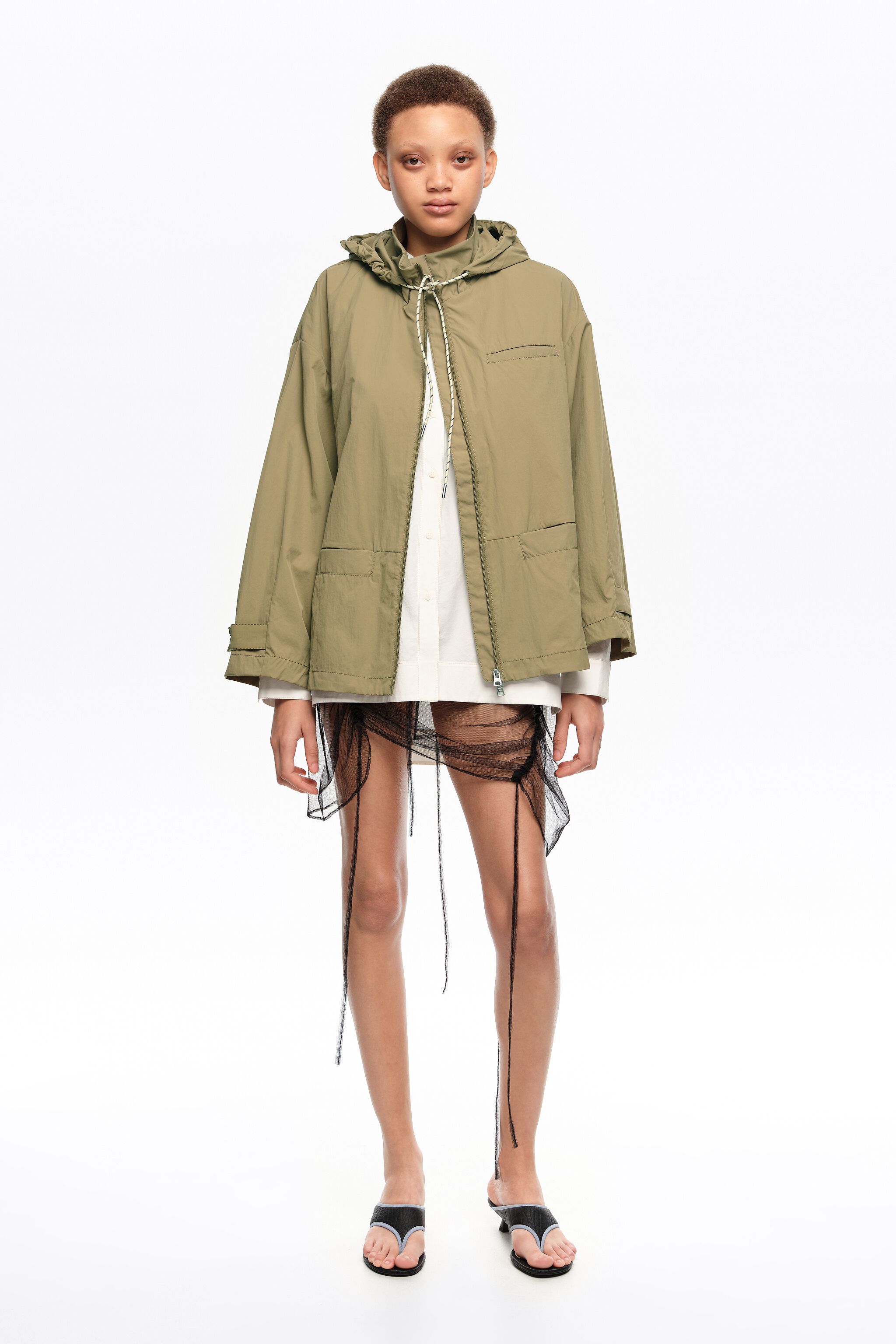 Short, khaki fließendes A-Linien-Graben