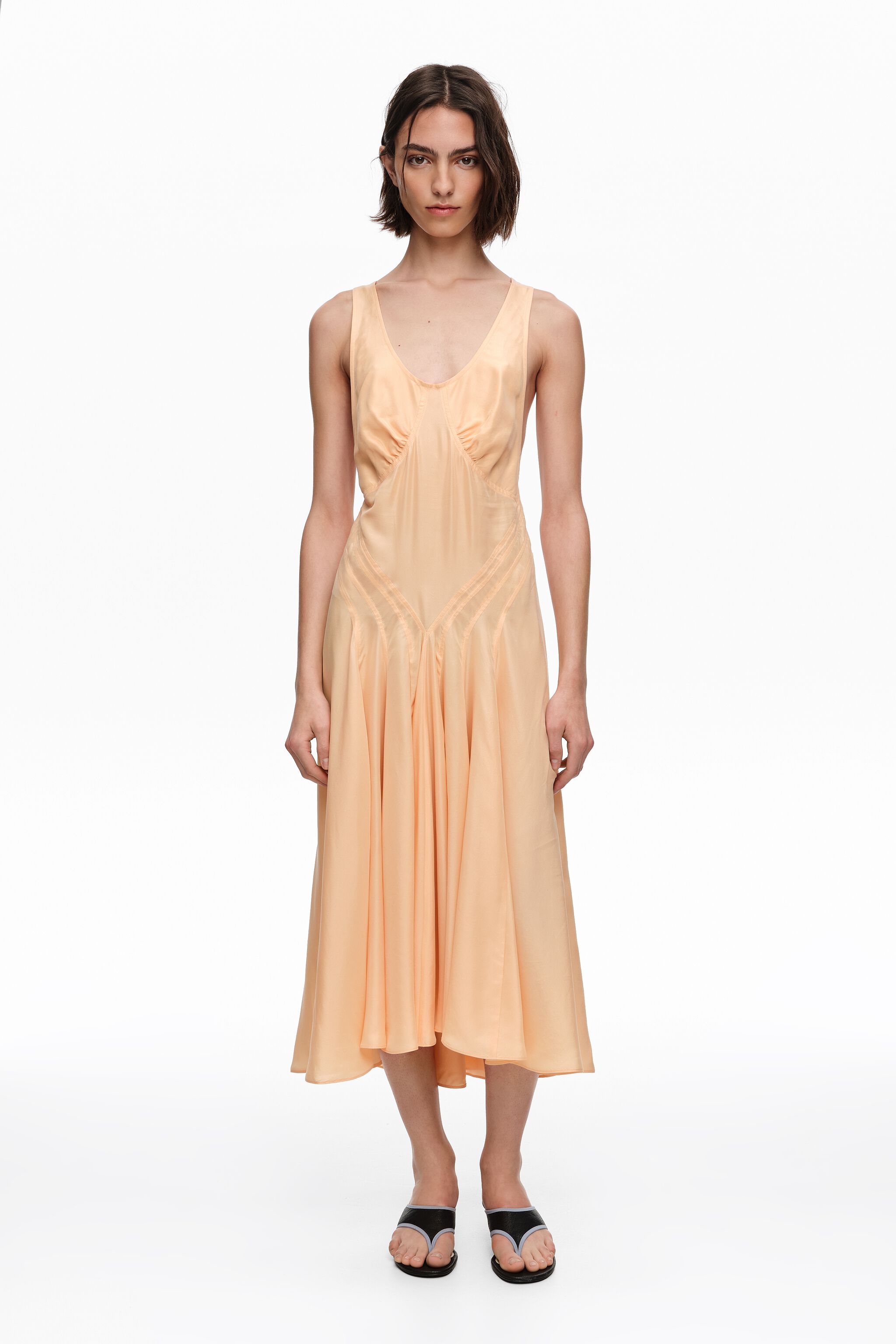 Orangefarbener Seiden-Quertrage-Kleid