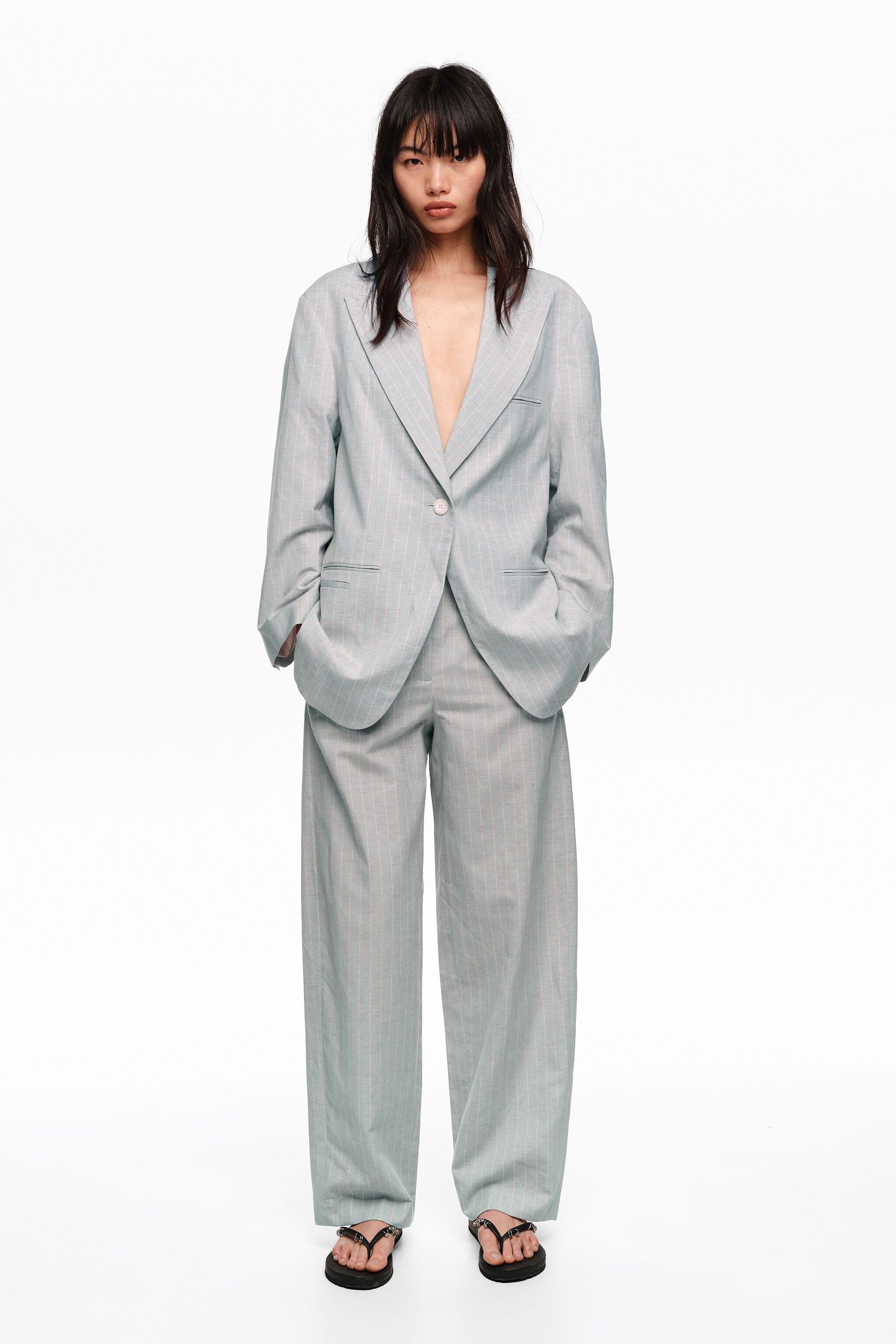 Leichtgrauer Oversize-Blazer mit Streifen