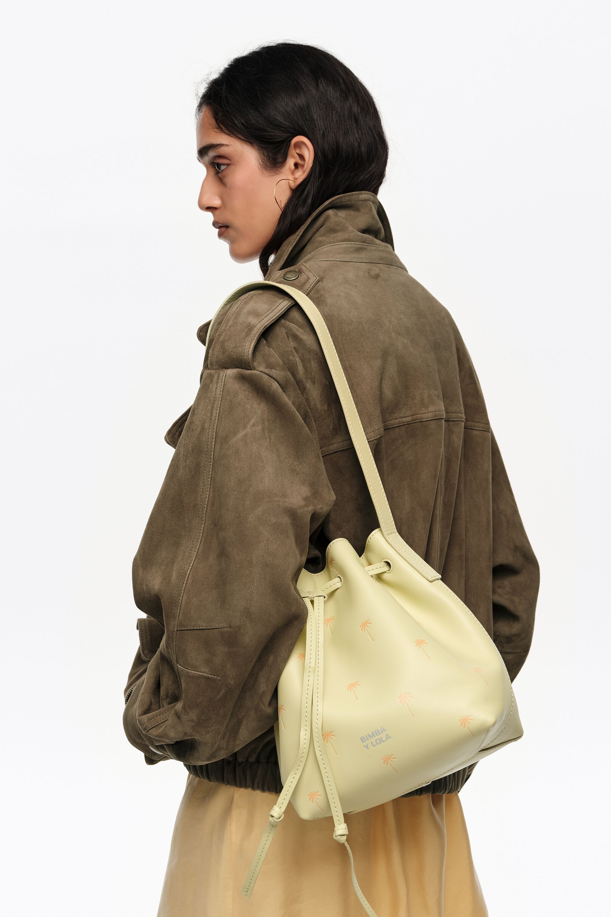 Große Palmen, hellgrüne Ledertasche Carlino Eimerbeutel