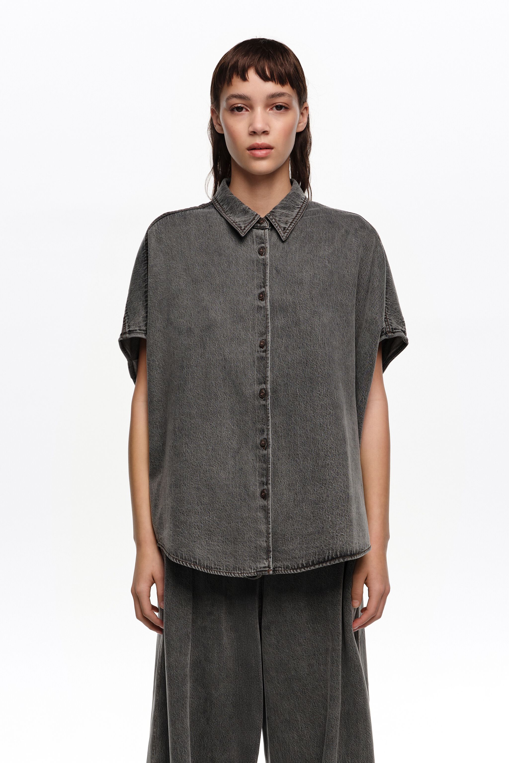 Schwarzer gewaschener Denim-Cape-Shirt