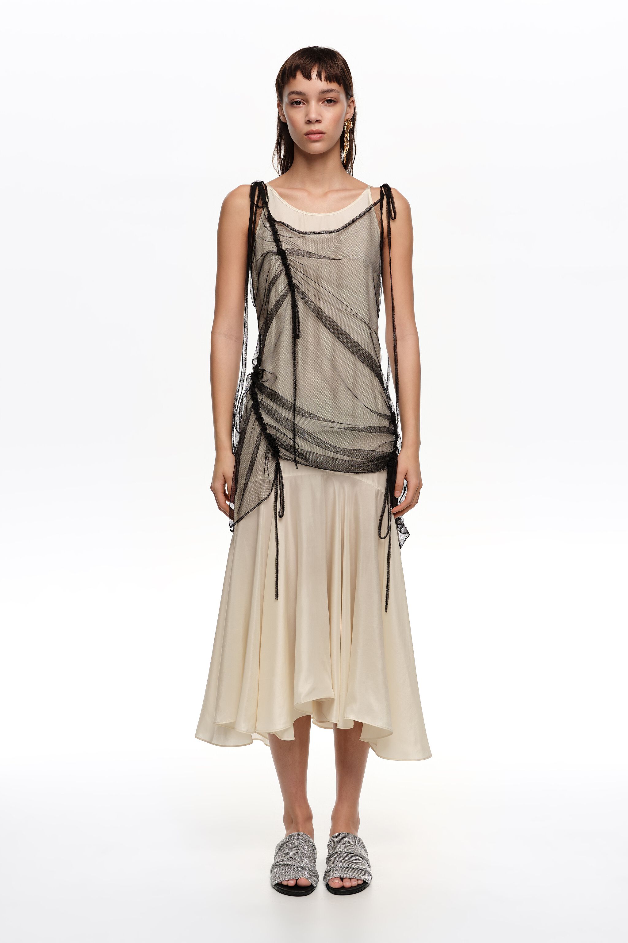 Camisole-Kleid mit schwarzem Netz-Overlay