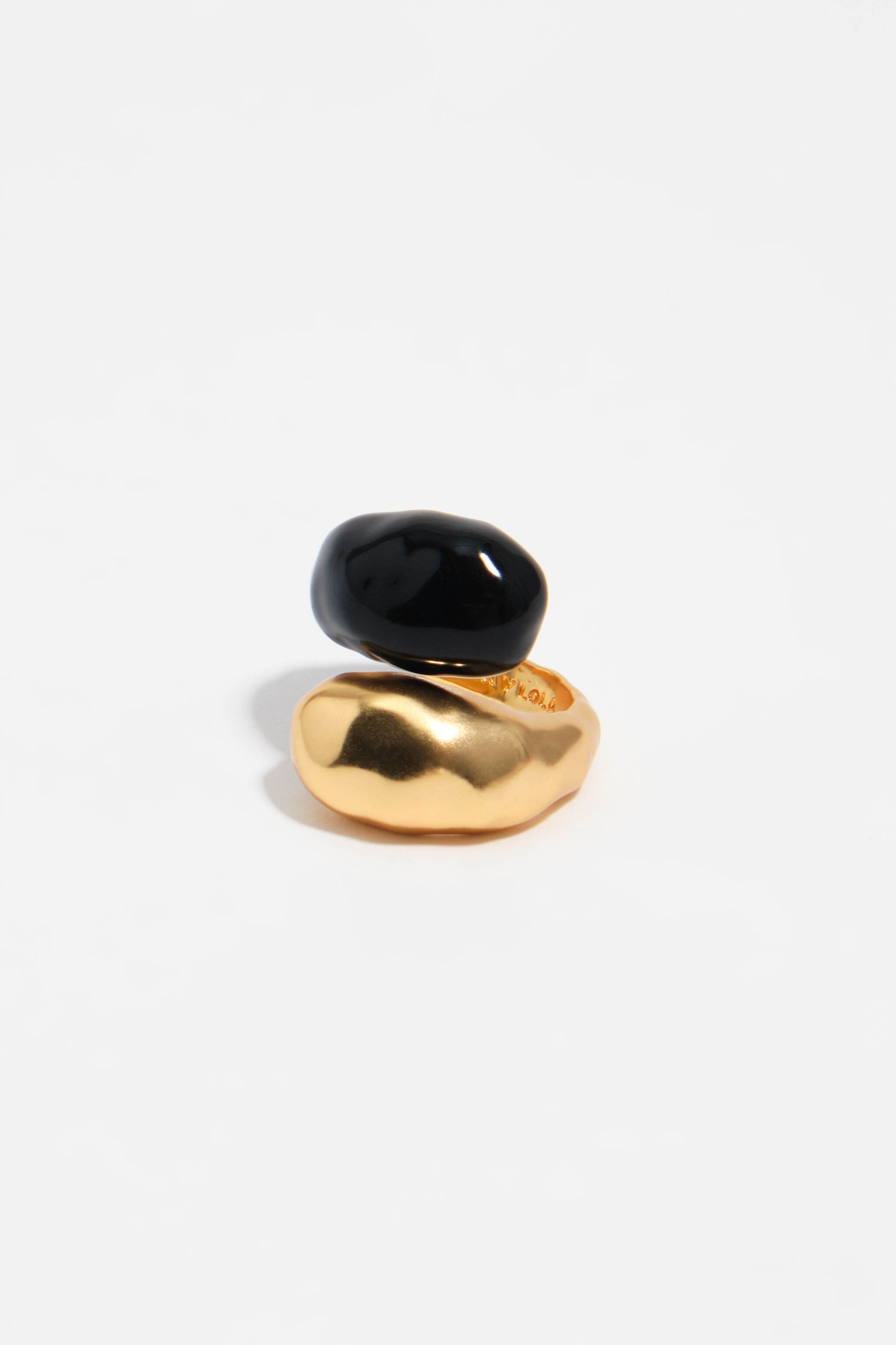 Matte-goldener Ring mit Textur und schwarzem Email