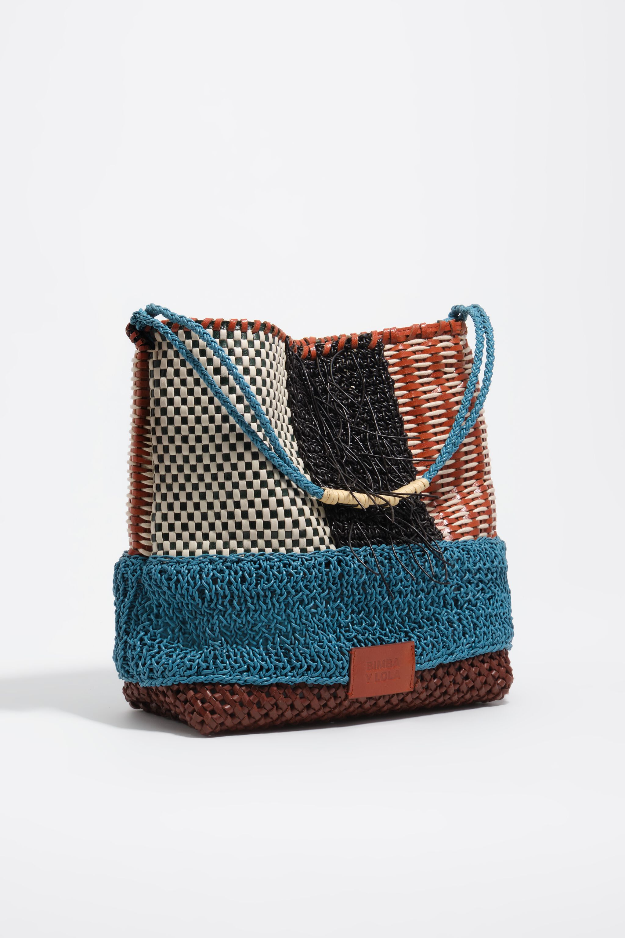 Medium Schultertasche aus mehrfarbig geflochtenem Leder