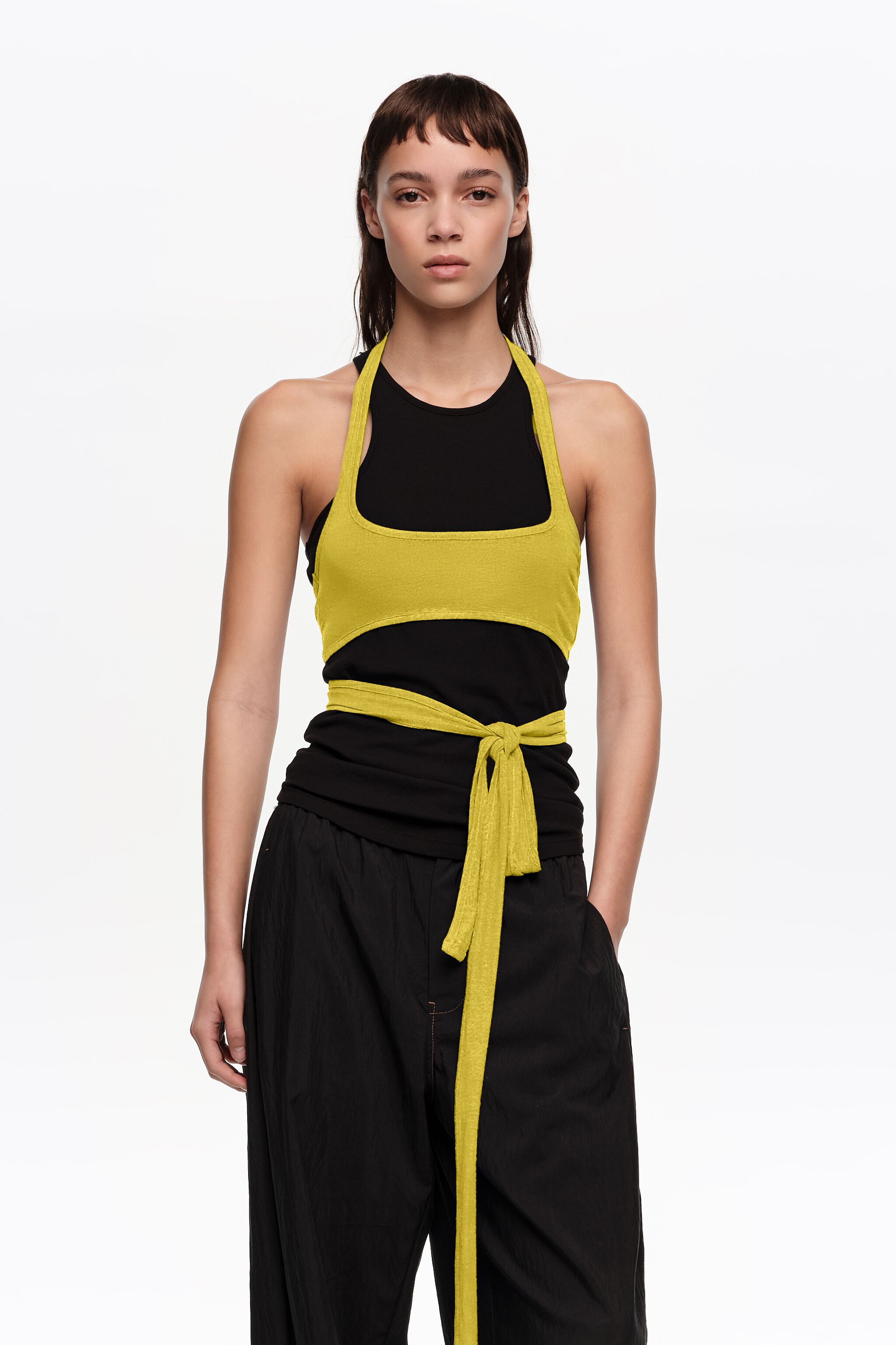 Top mit kontrastierendem Overlay-Teil in Schwarz