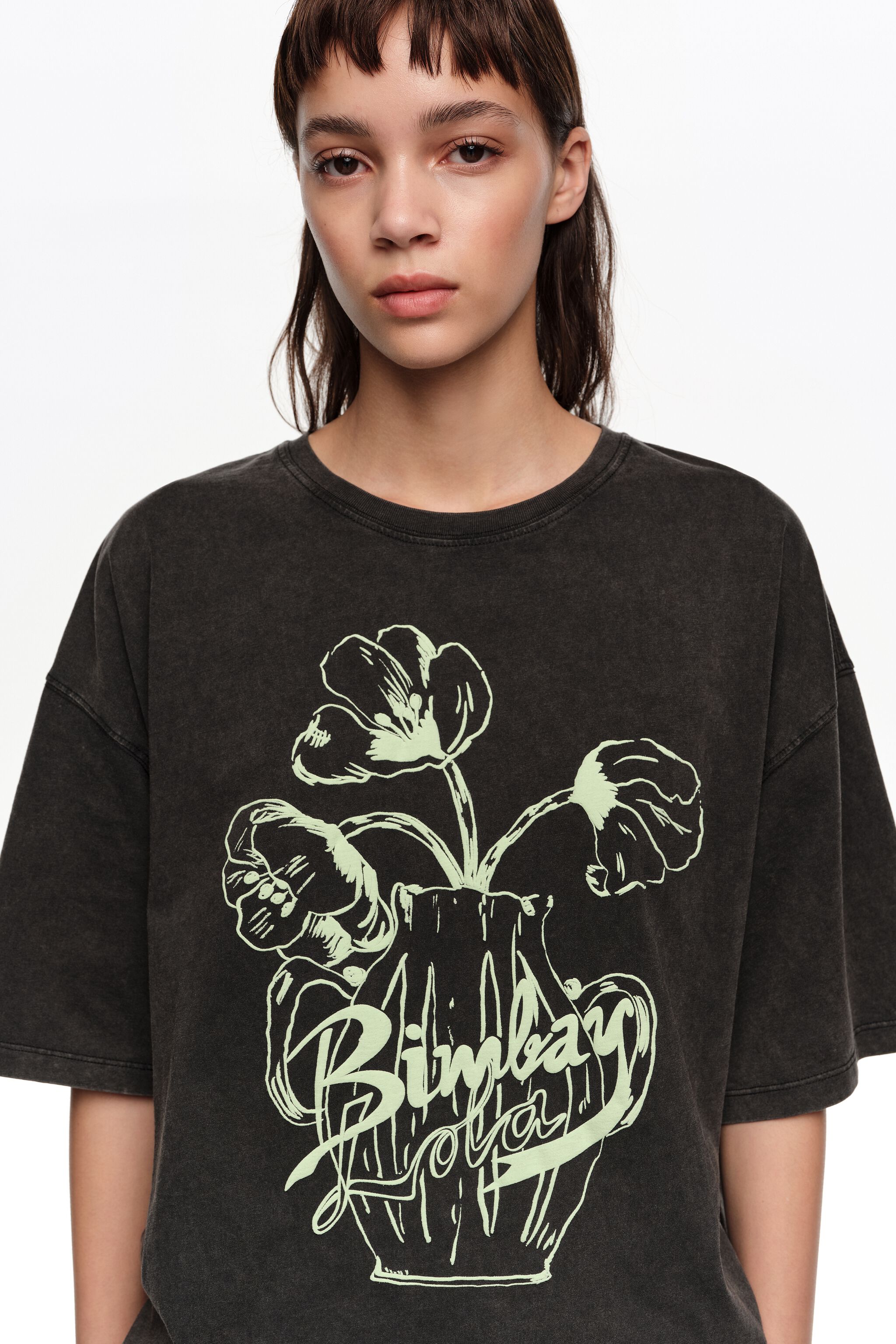 Verblasstes schwarzes geprägtes Blumen-Logo-T-Shirt
