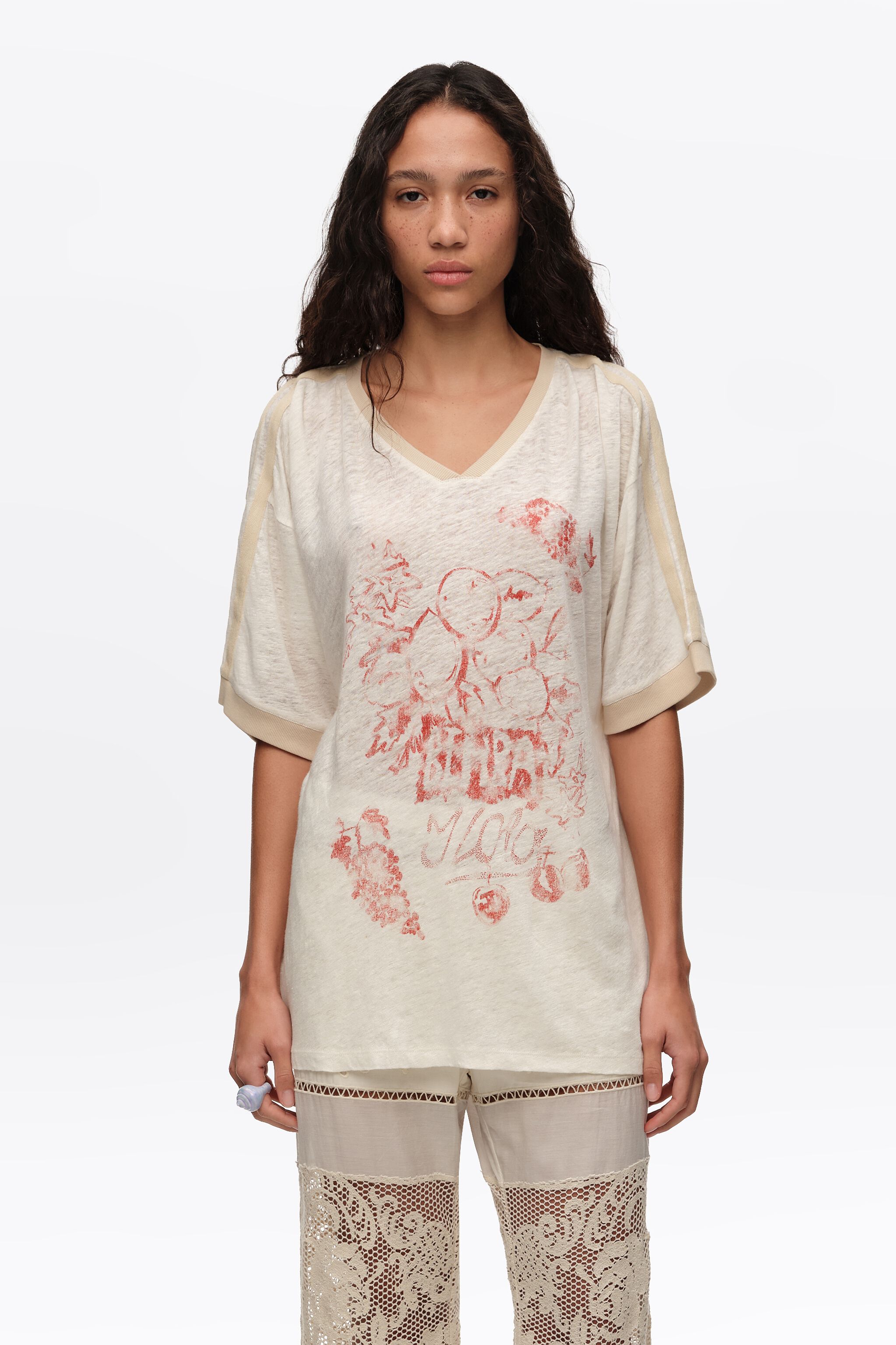 Ausgebleichtes Elfenbein-Leinen-T-Shirt mit Frucht-Logo