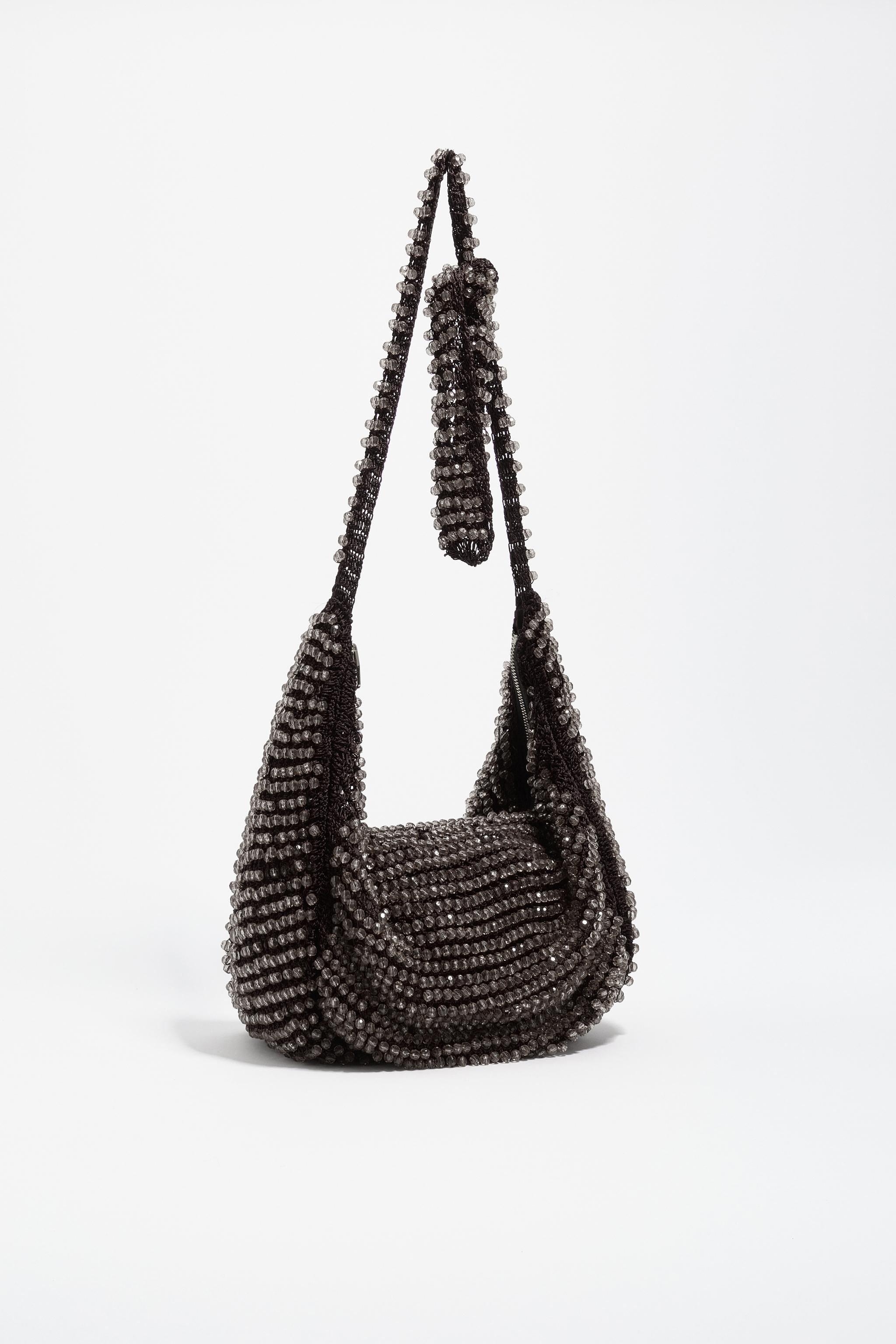 Kleine schokoladenfarbene geknotete Häkelhandtasche