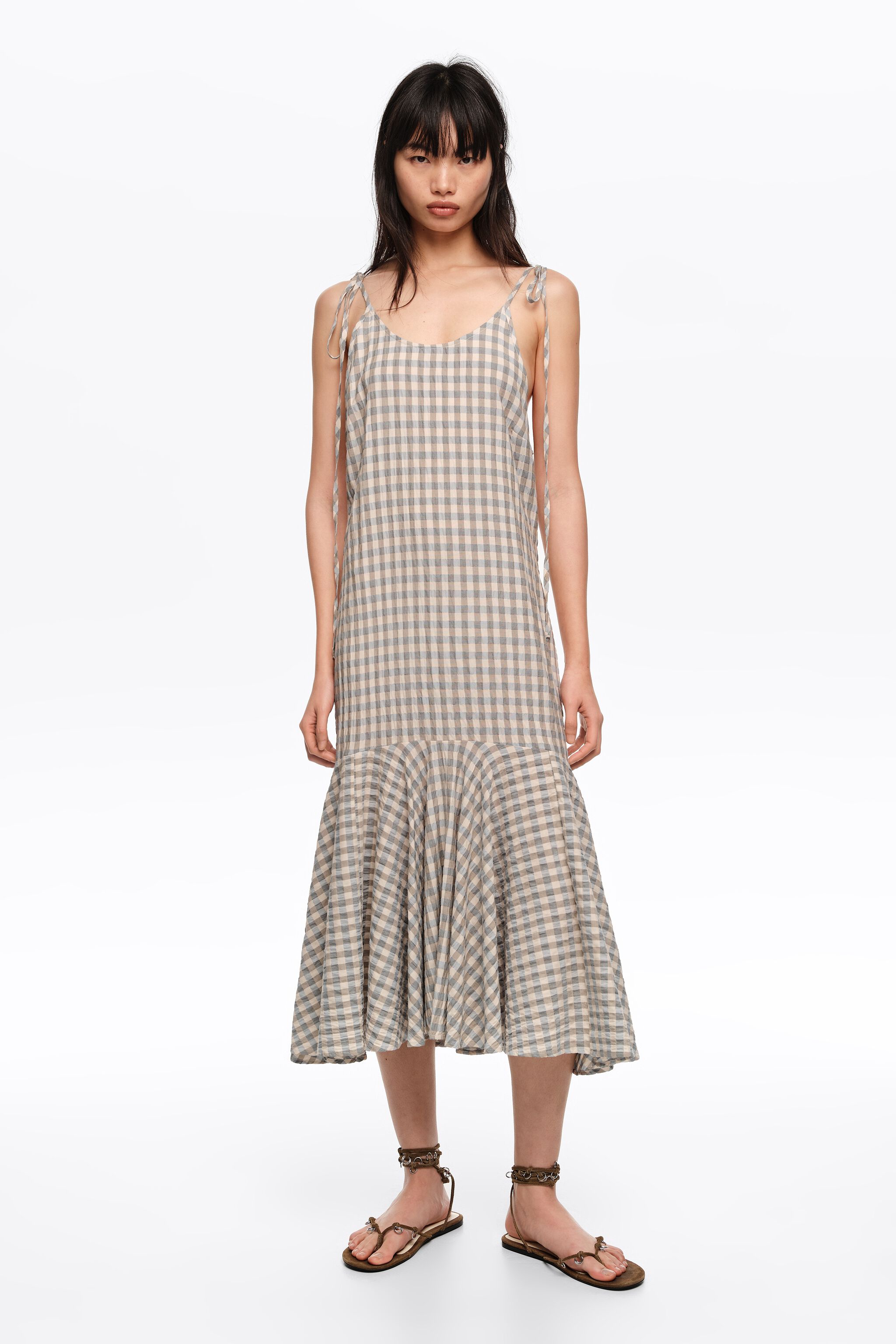 Hellblaues kariertes Trägerkleid