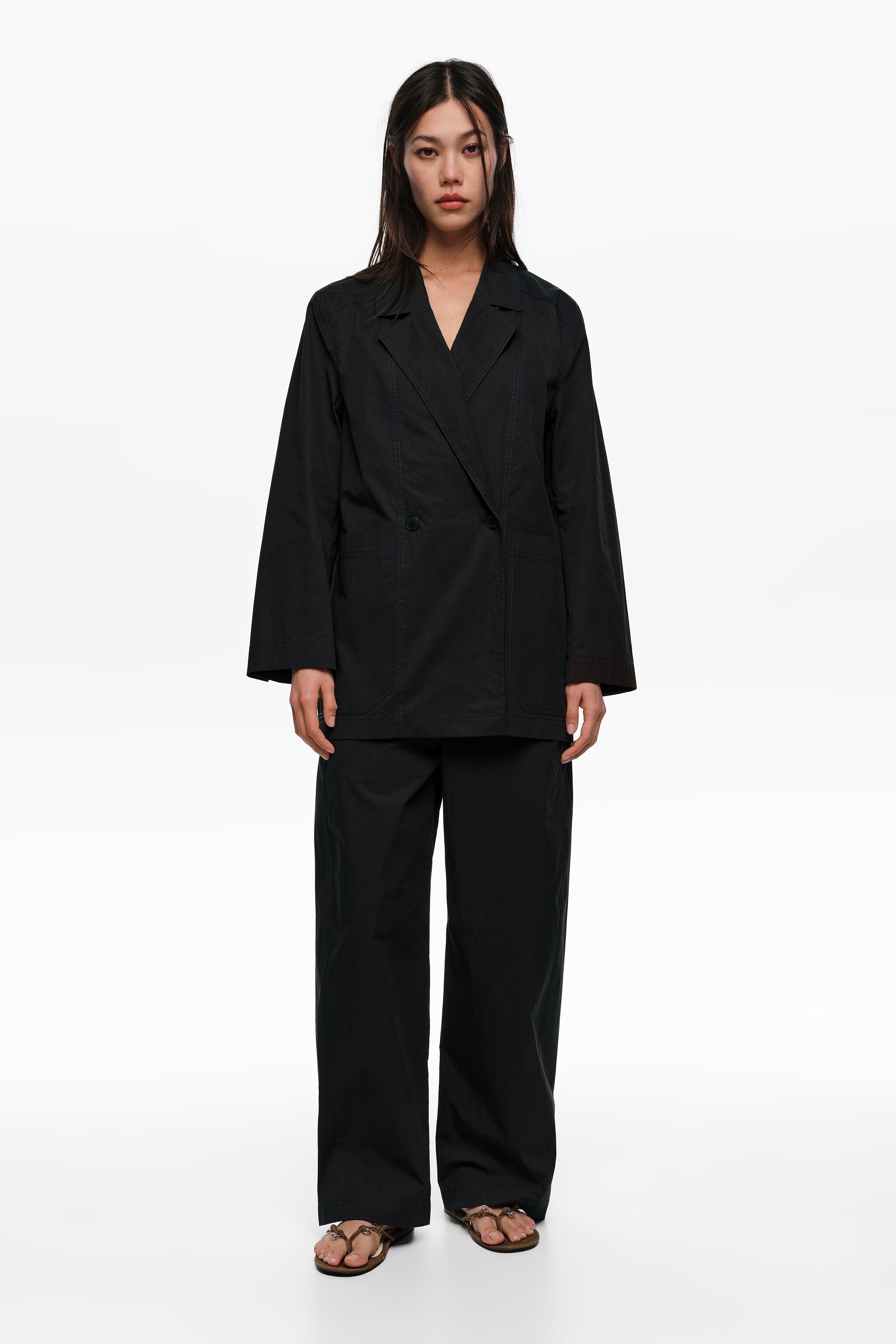 Schwarze Jacke mit kontrastierender Naht