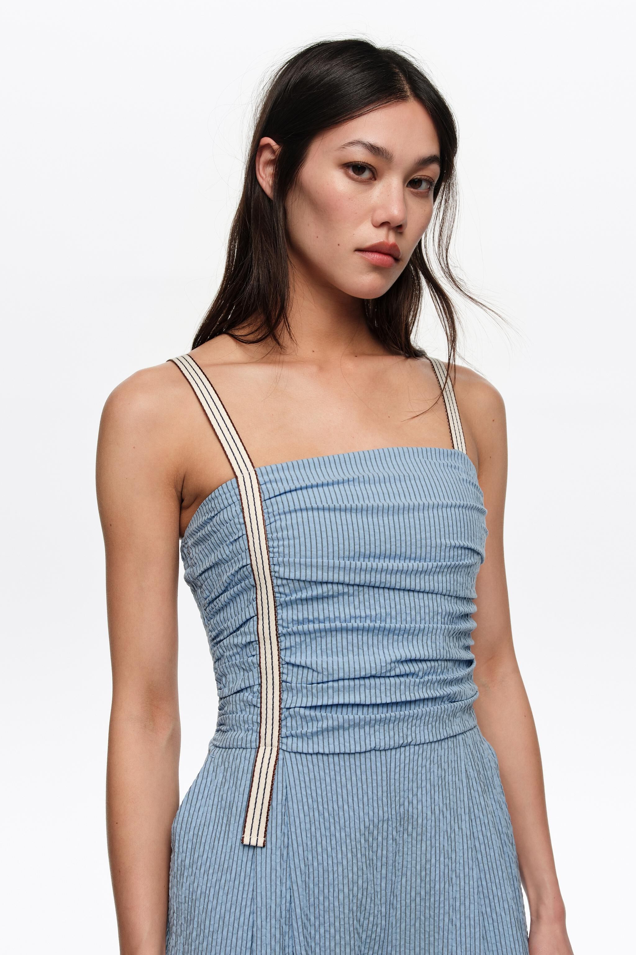 Blaue Strickanzug mit gesammelten Trägern