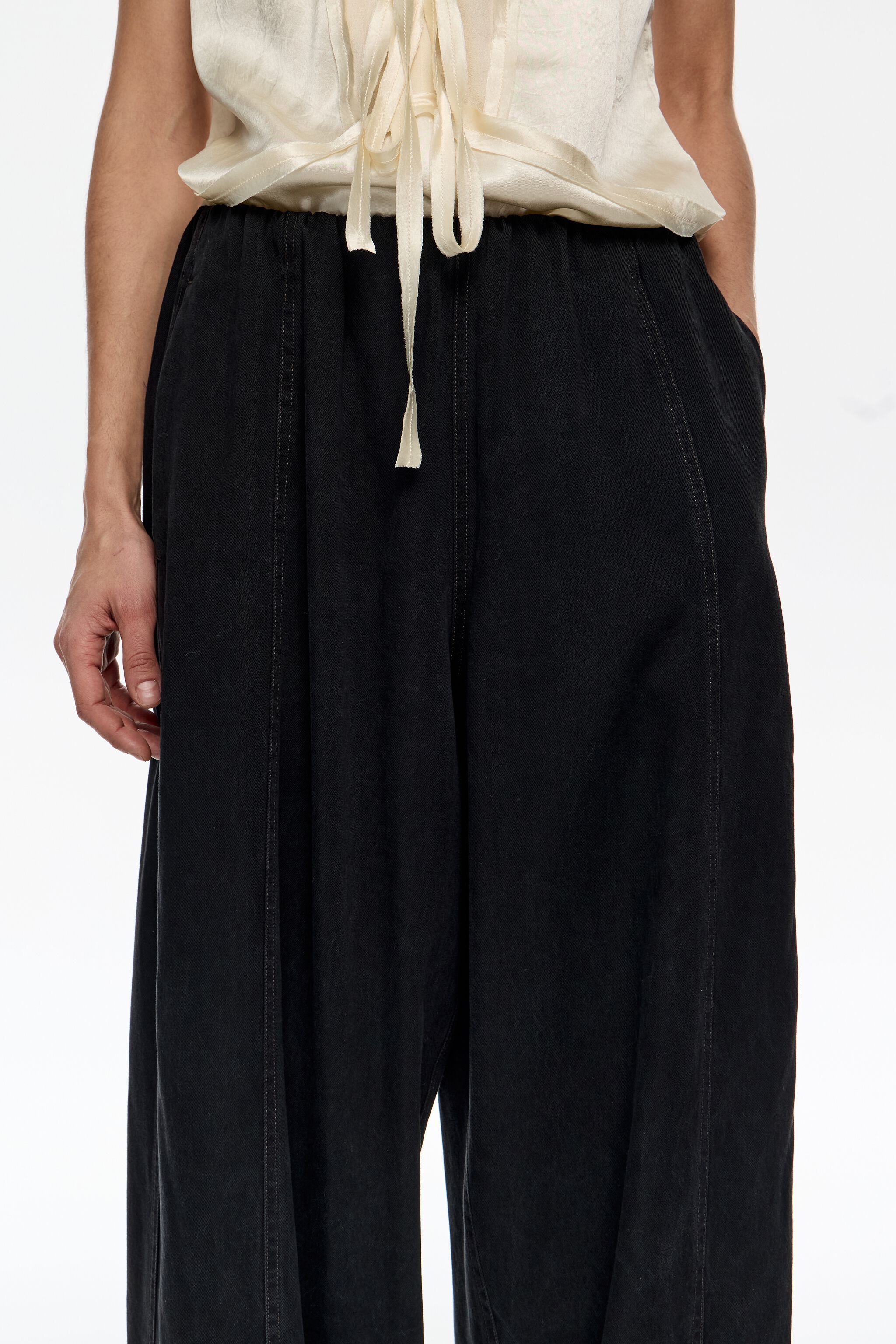 Gewaschene schwarze Fließhose mit weitem Bein
