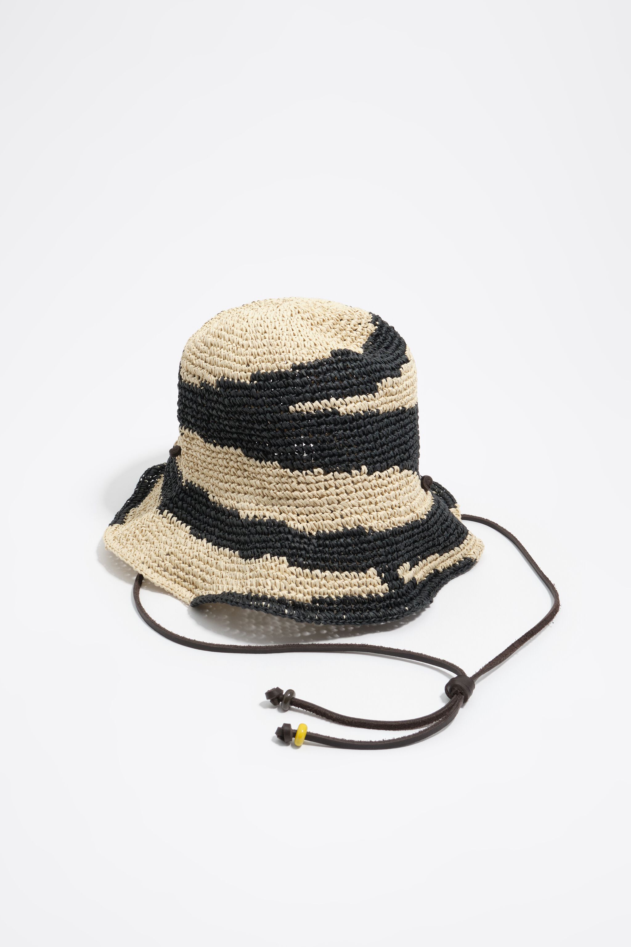 Natürlicher und schwarzer Hut mit Raffia-Effekt