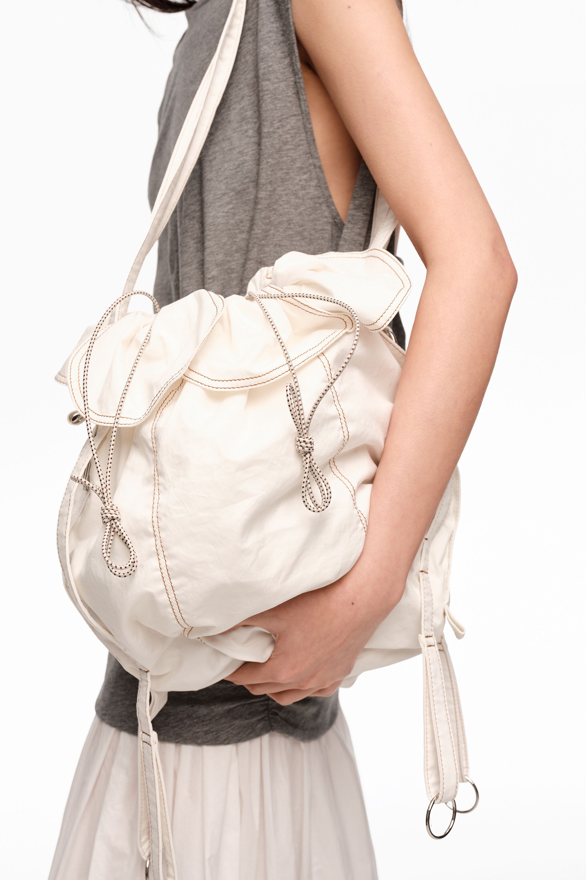 Weiße gewebte große Pétalo-Tasche
