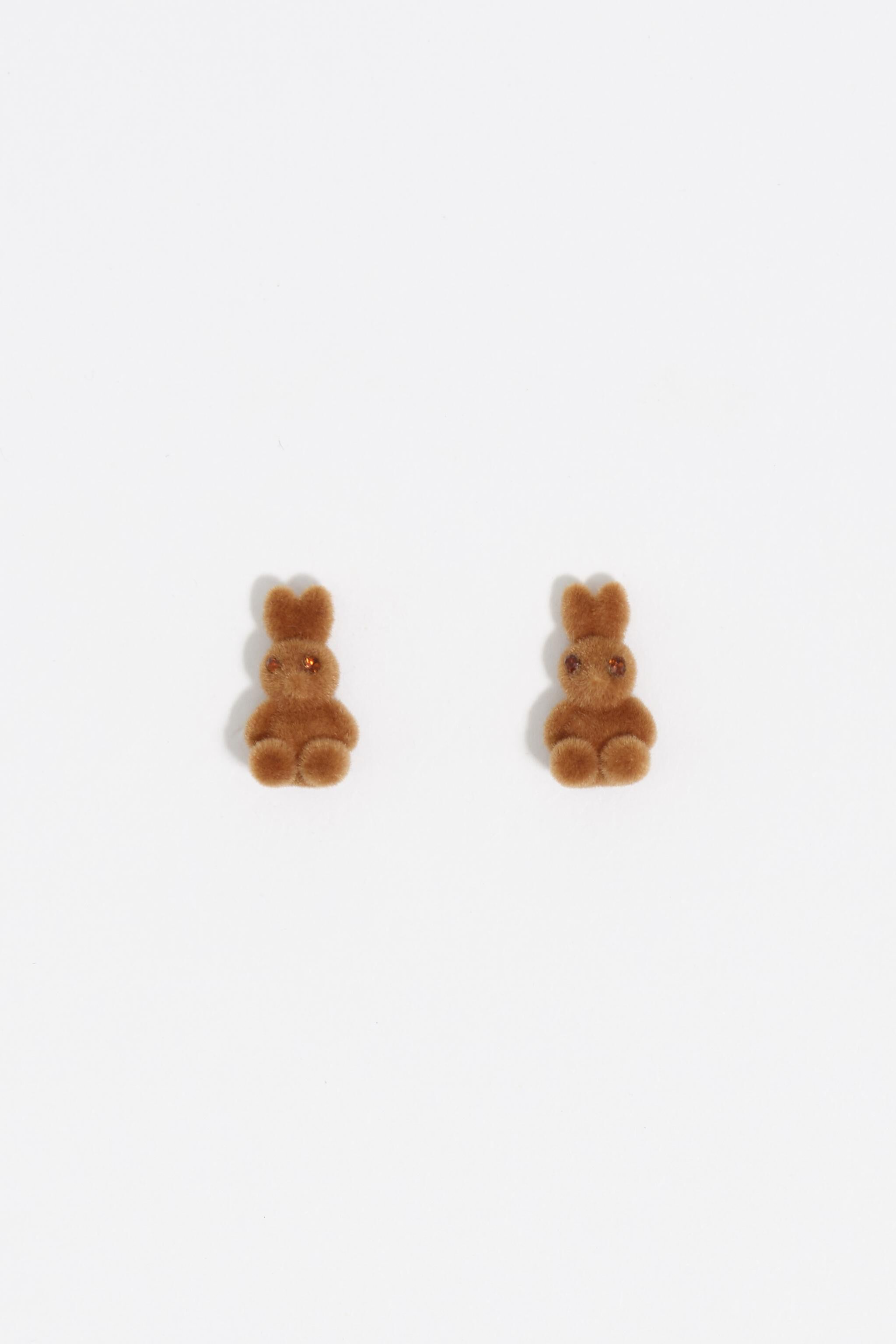 Braune filzgefüllte Ohrstecker in Form eines Kaninchens
