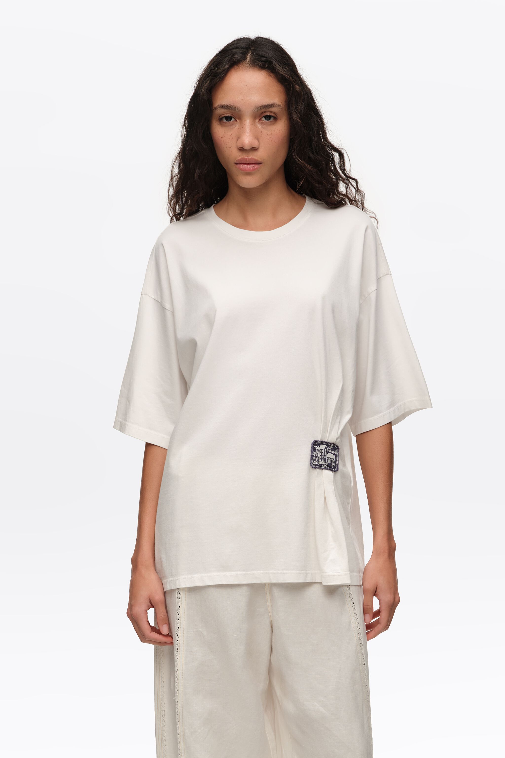 Weiße Rüschen-T-Shirt mit individuellem Etikett