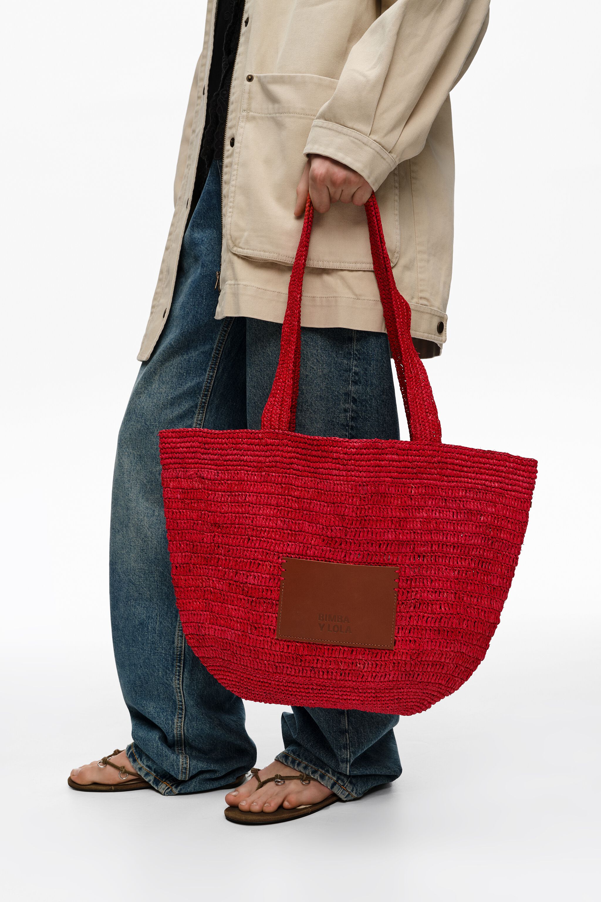 Große rote geflochtene Tasche