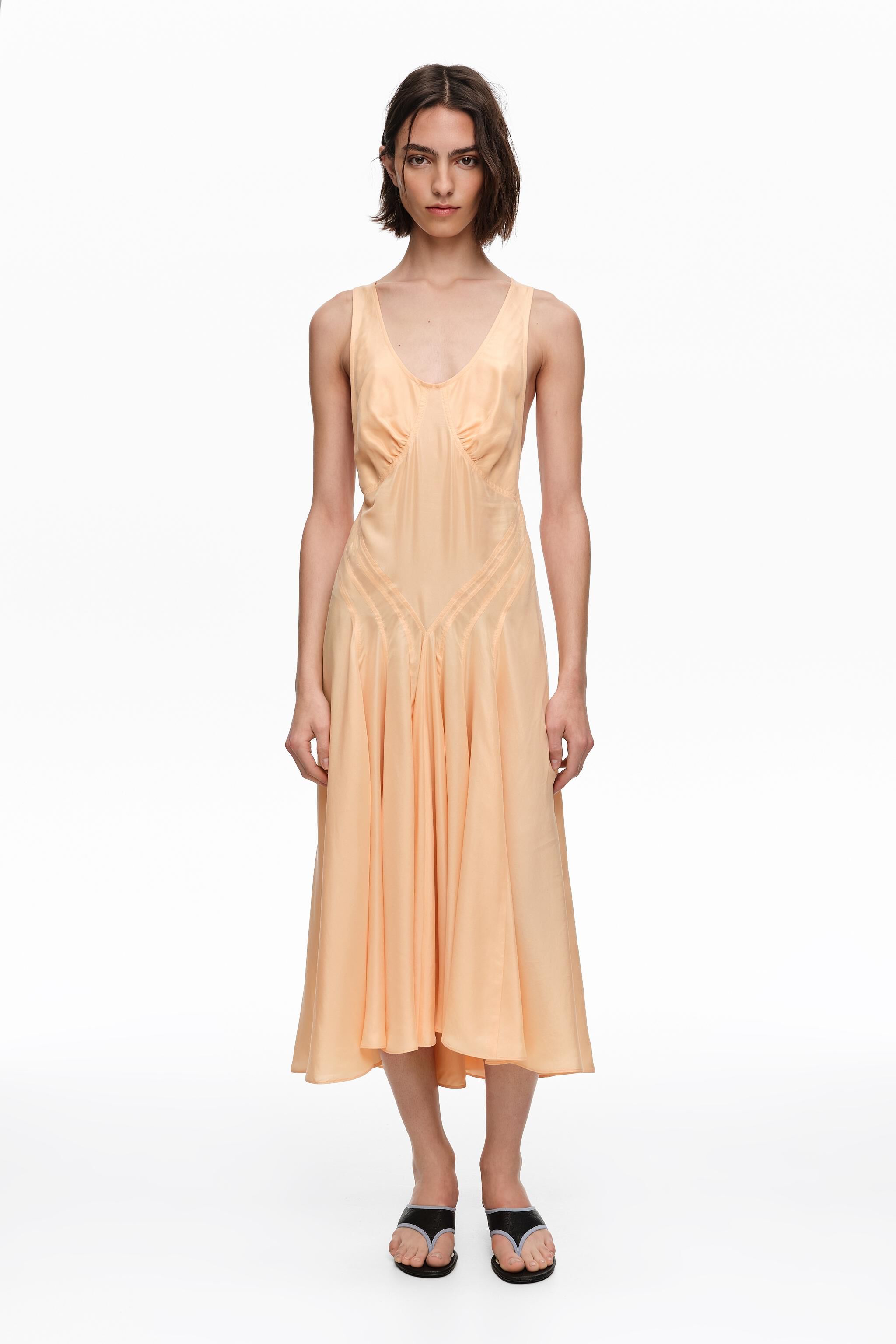 Orangefarbener Seiden-Quertrage-Kleid
