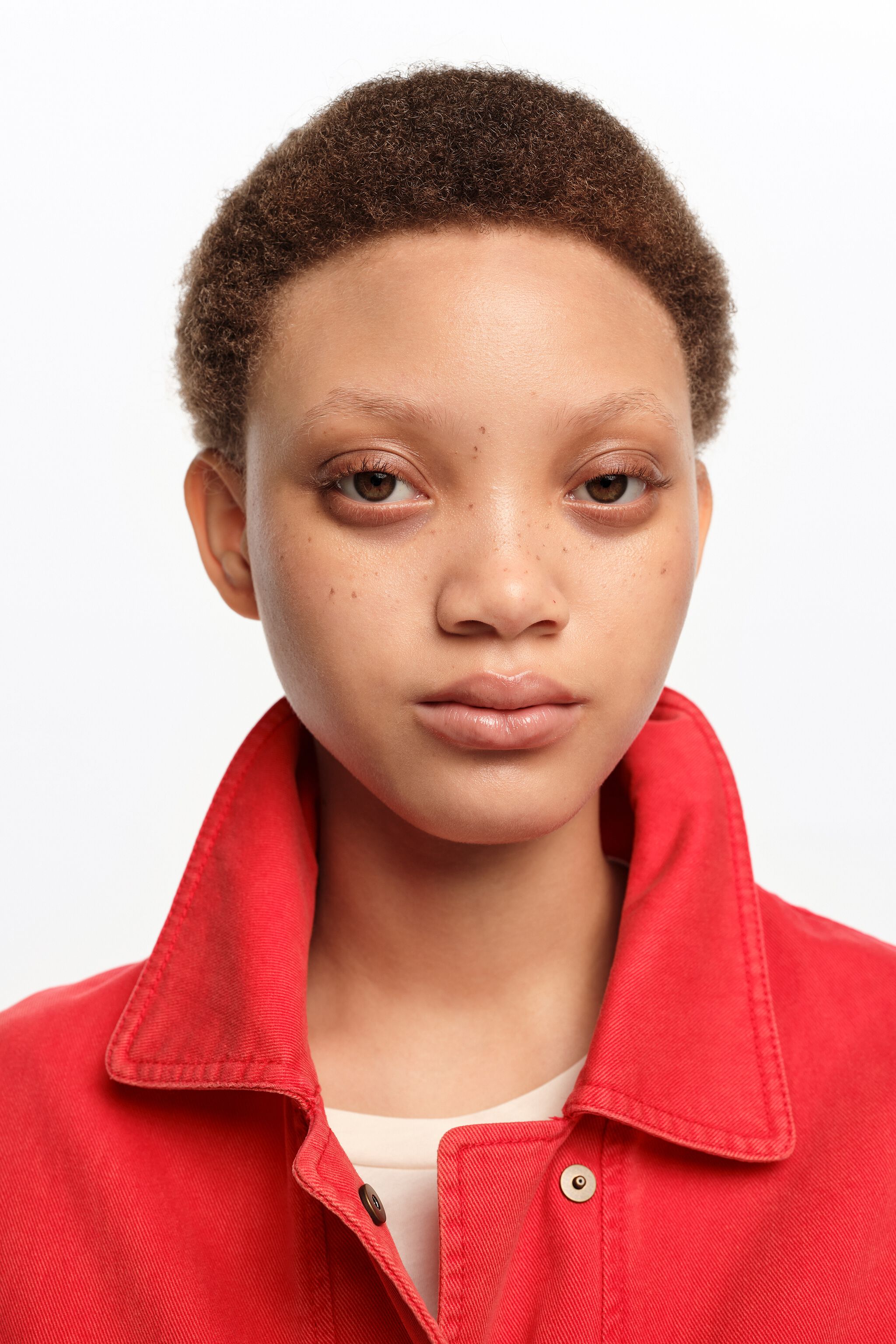 Bekleidung aus abgenutztem rotem Baumwollstoff
