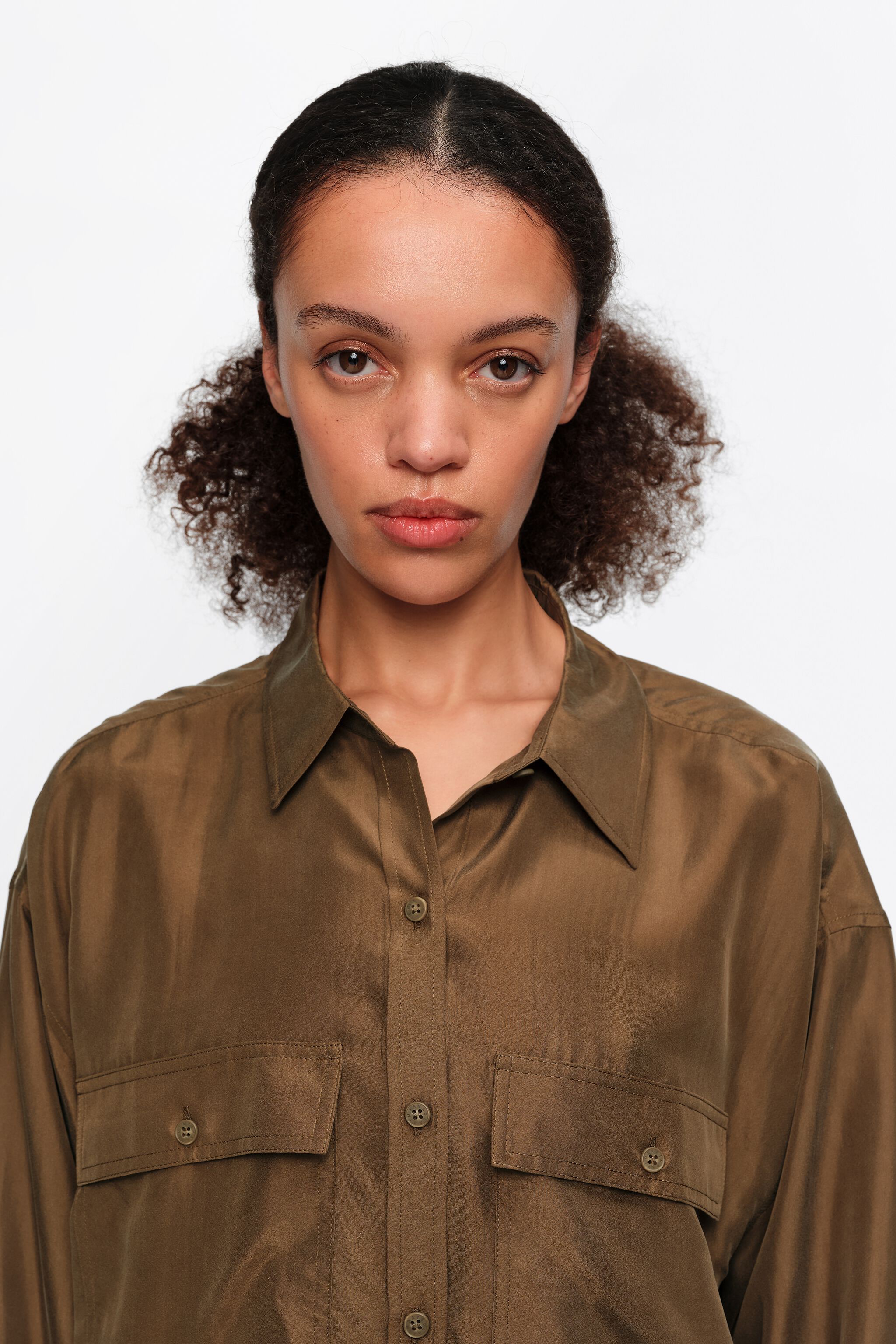 Olive Oversize-Seidenshirt
