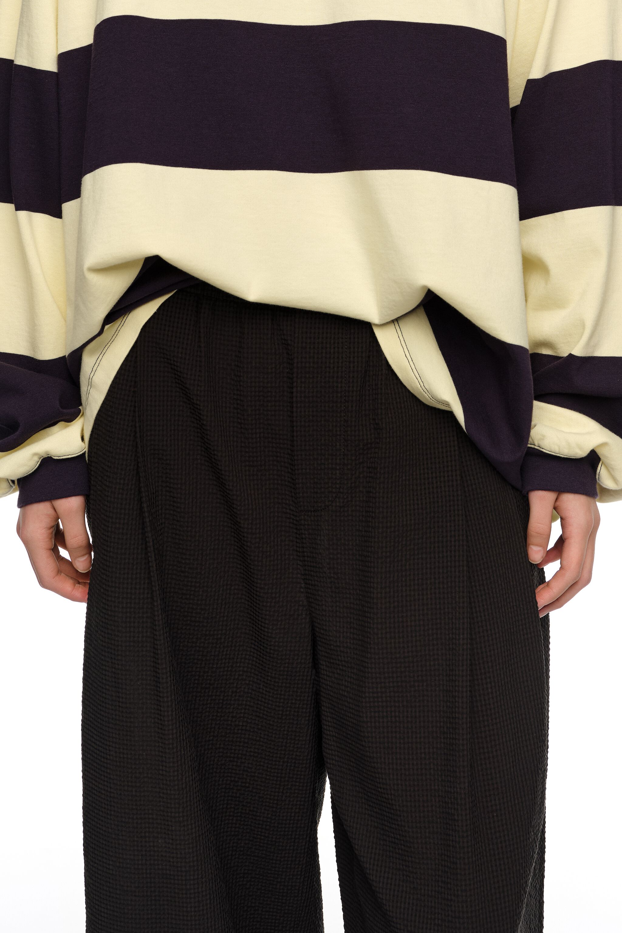 Schwarze texturierte Hosen mit Glockenbund