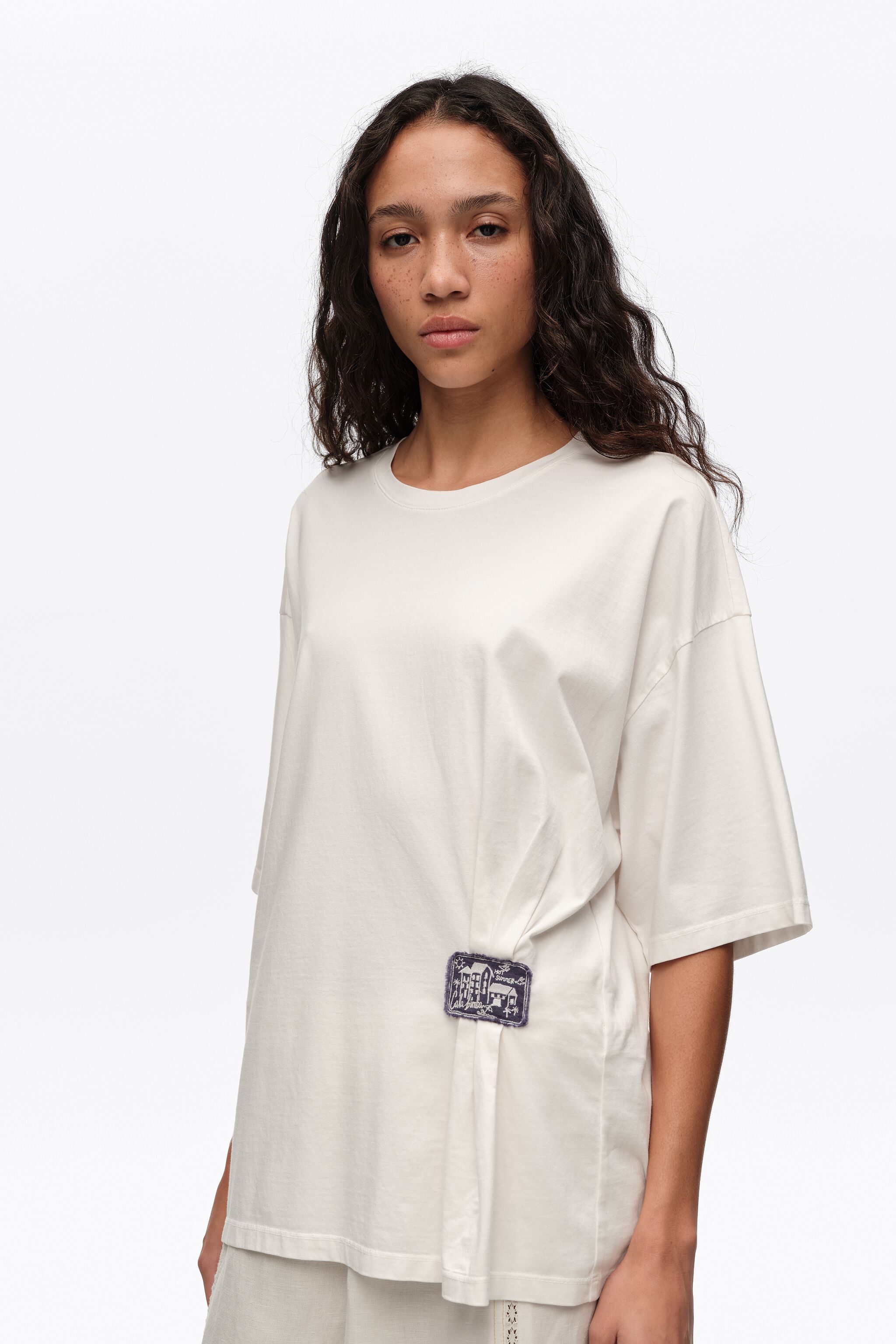 Weiße Rüschen-T-Shirt mit individuellem Etikett