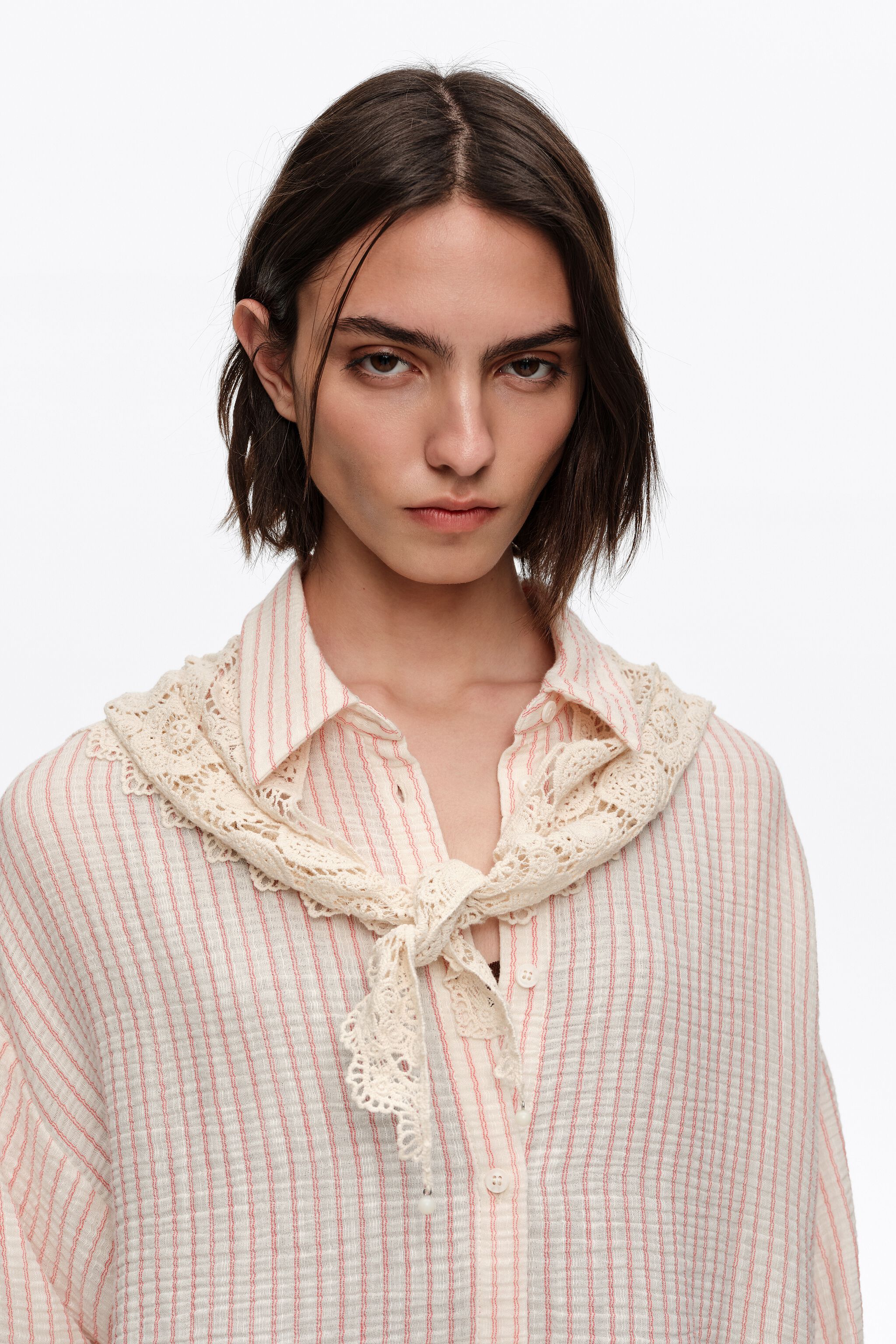 Rotes gestreiftes Crochet-Schal-Shirt