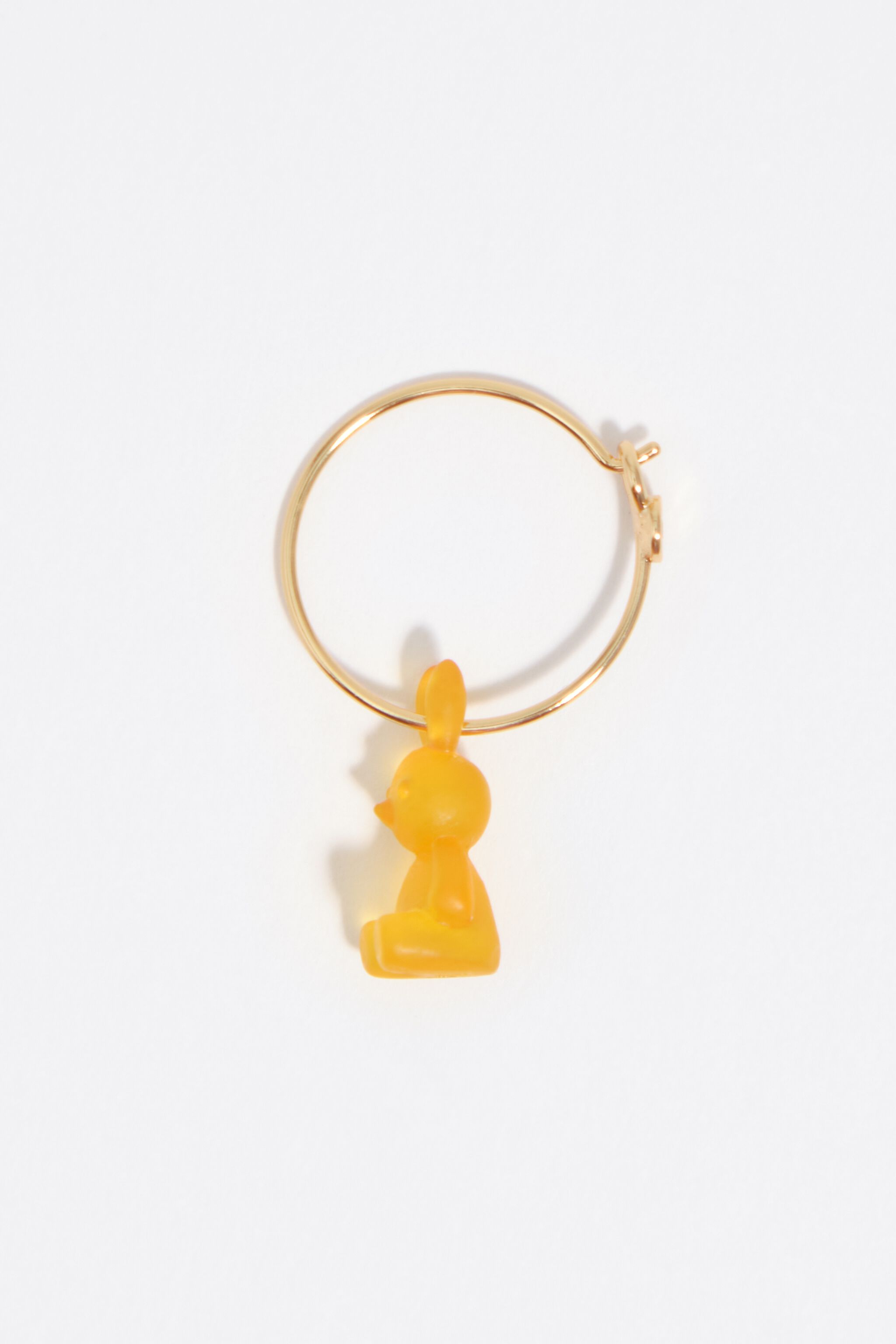 Goldharz-Hoop-Ohrstecker mit Kaninchenmotiv