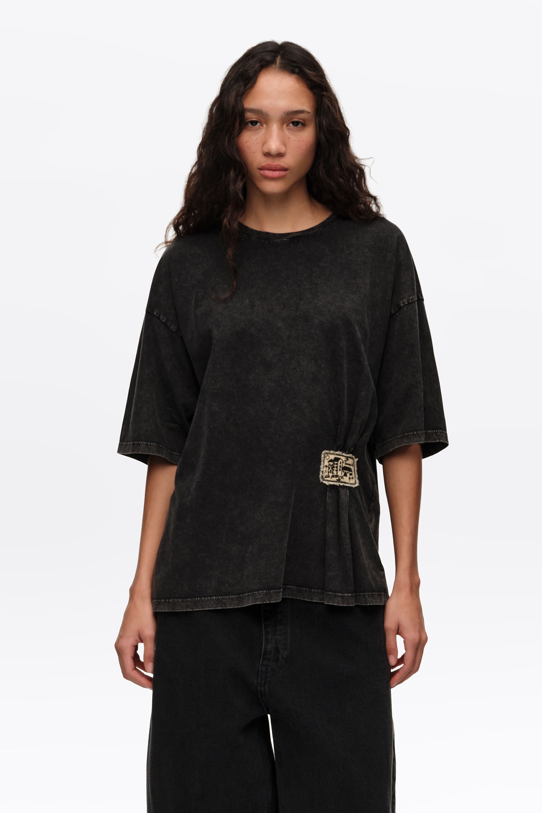 Verblasstes schwarzes Rüschen-T-Shirt mit individuellem Etikett