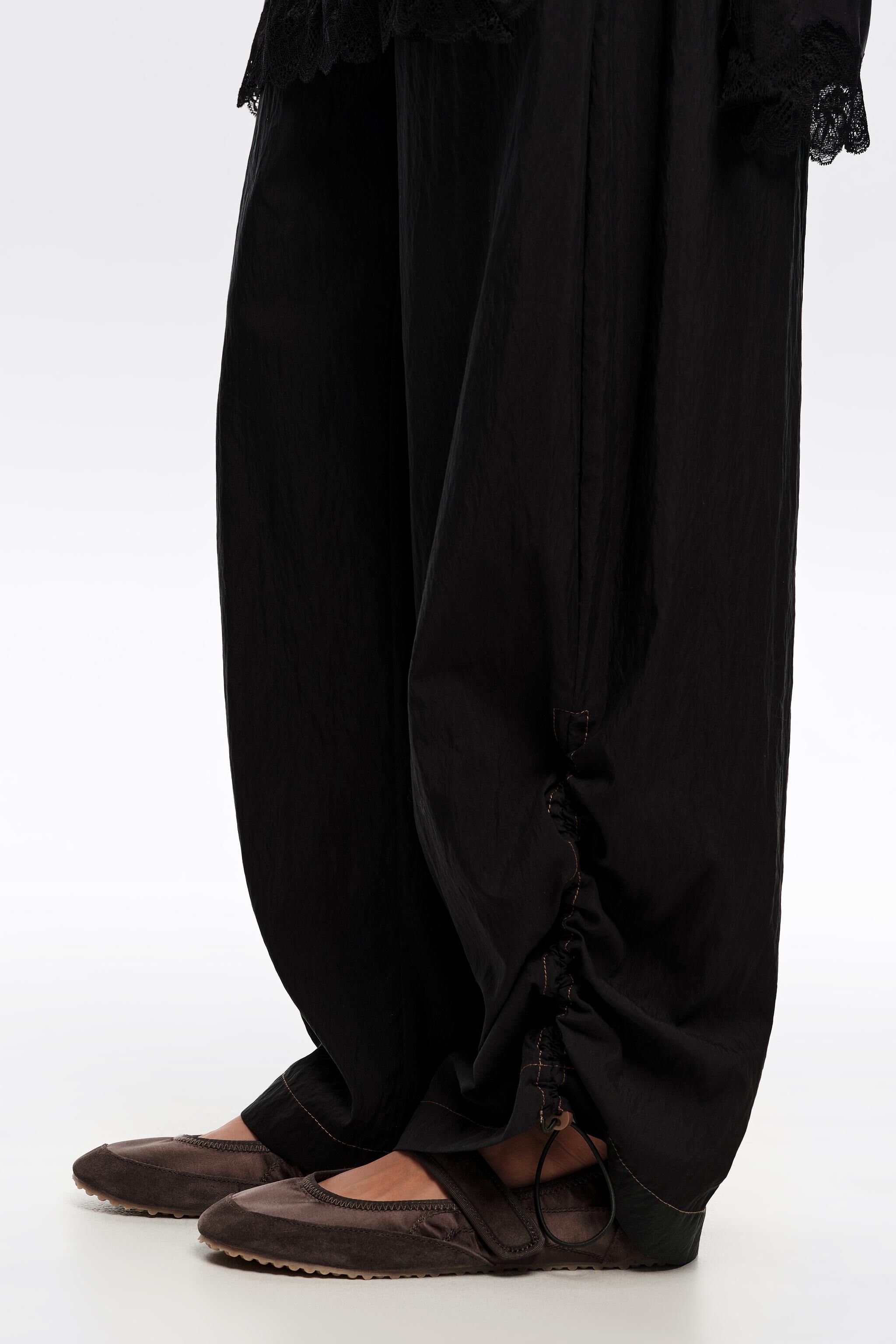 Ssuede- und Satin-Sport-Ballerina