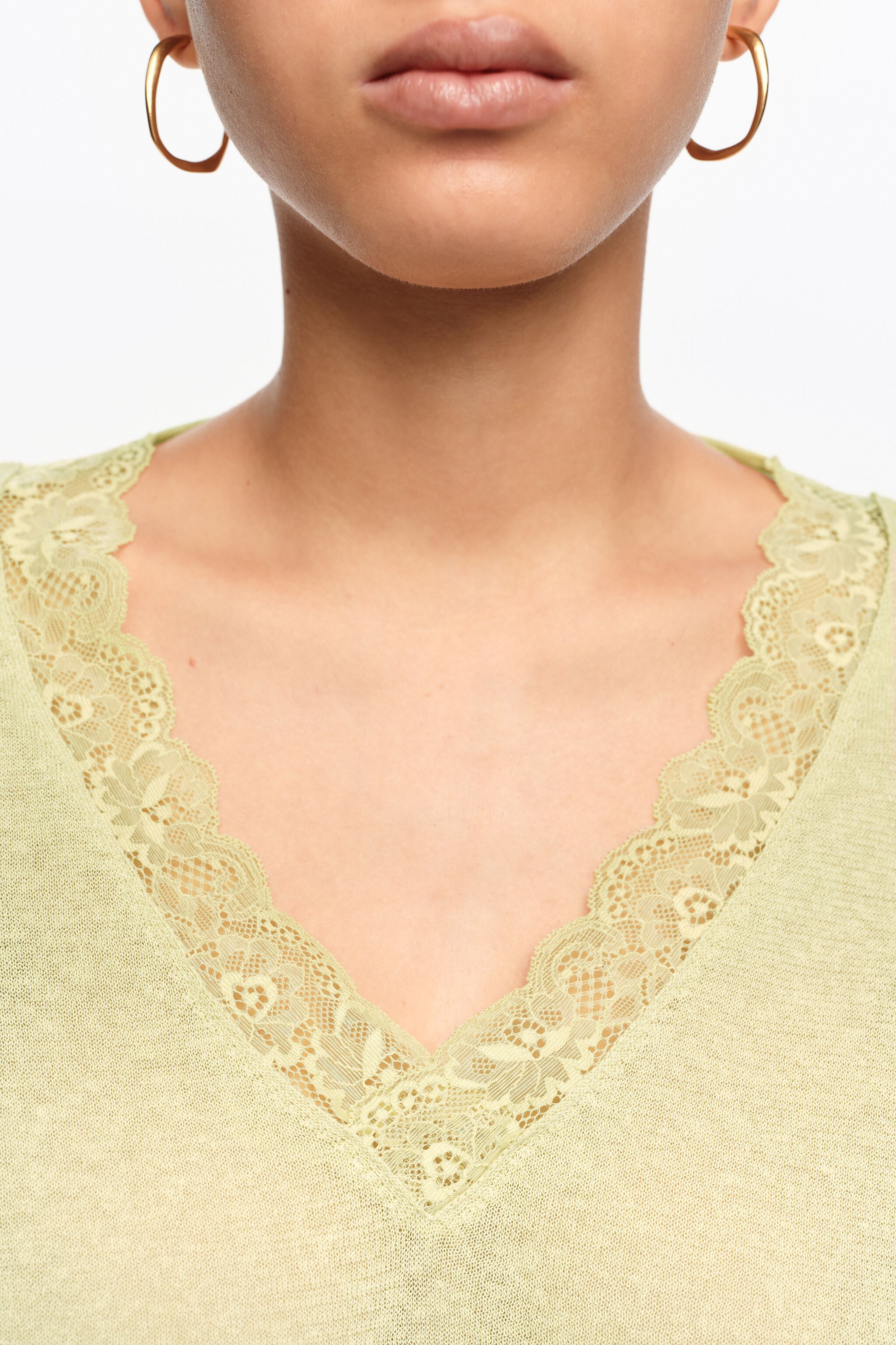 Leichtgrüner Kurz-Pullover aus Baumwoll-Linen und Spitze