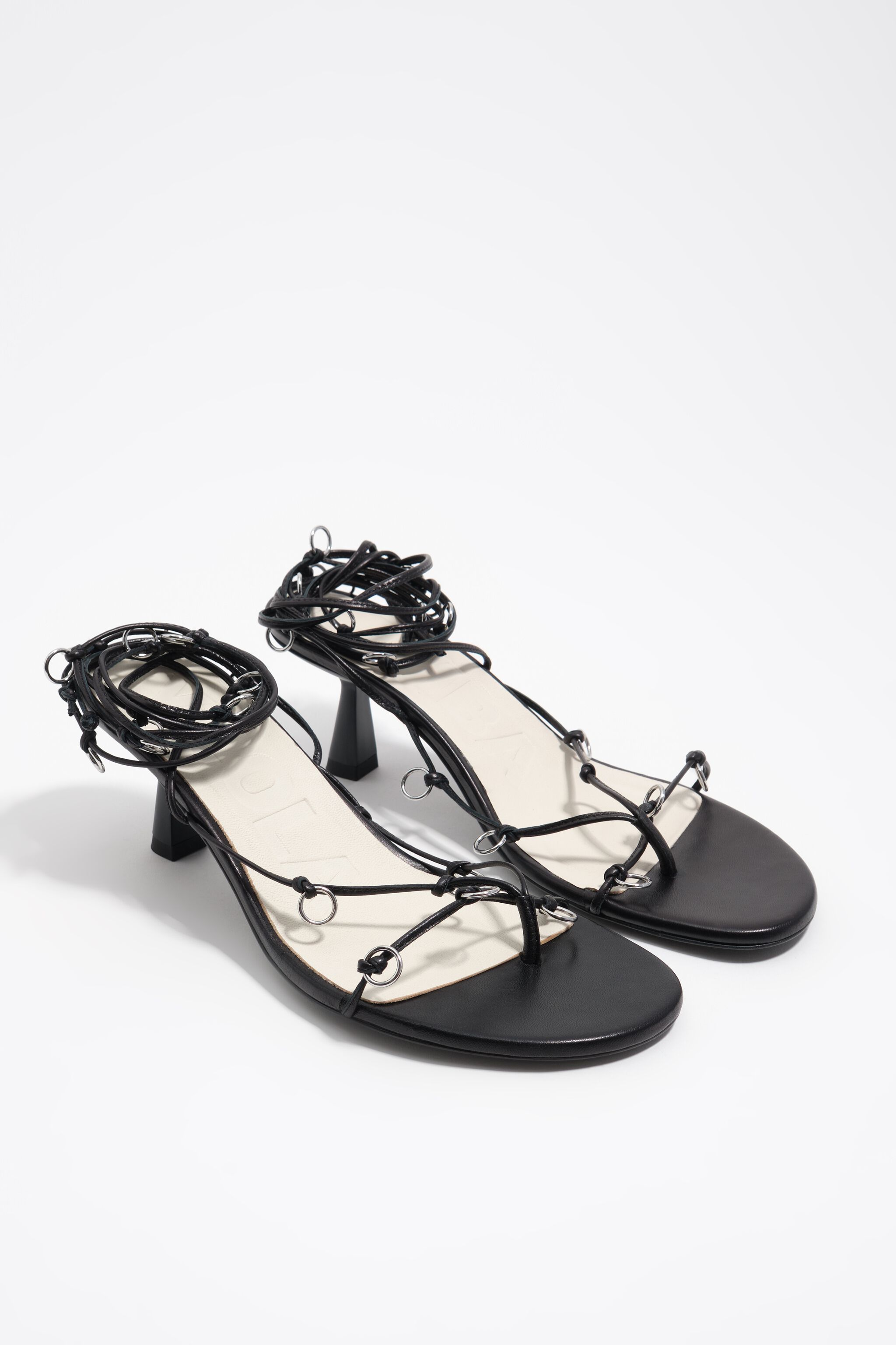 Schwarze Leder-Pumps mit Durchbrüchen