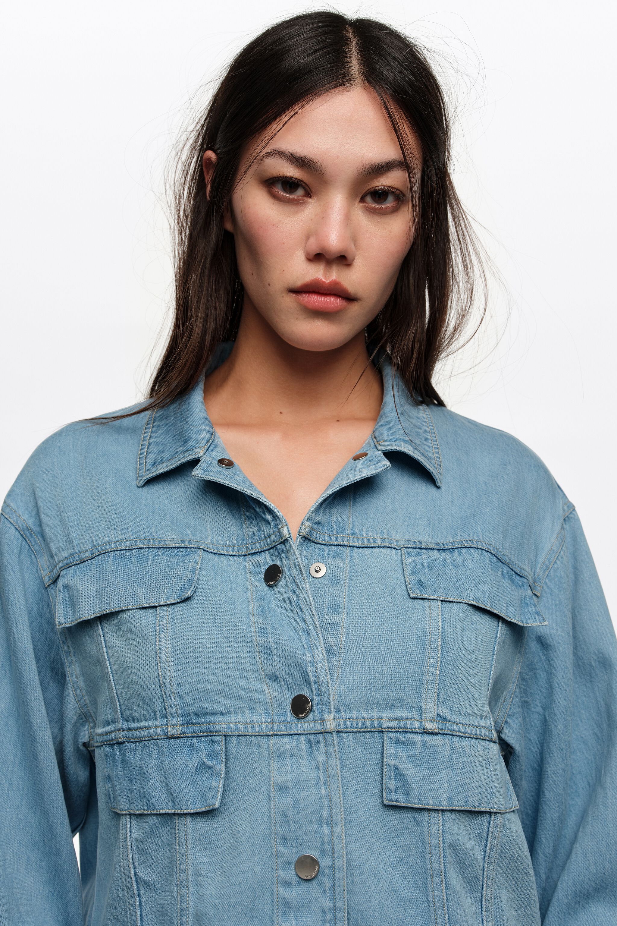 Helleblaue fließende, schmale Denim-Jacke