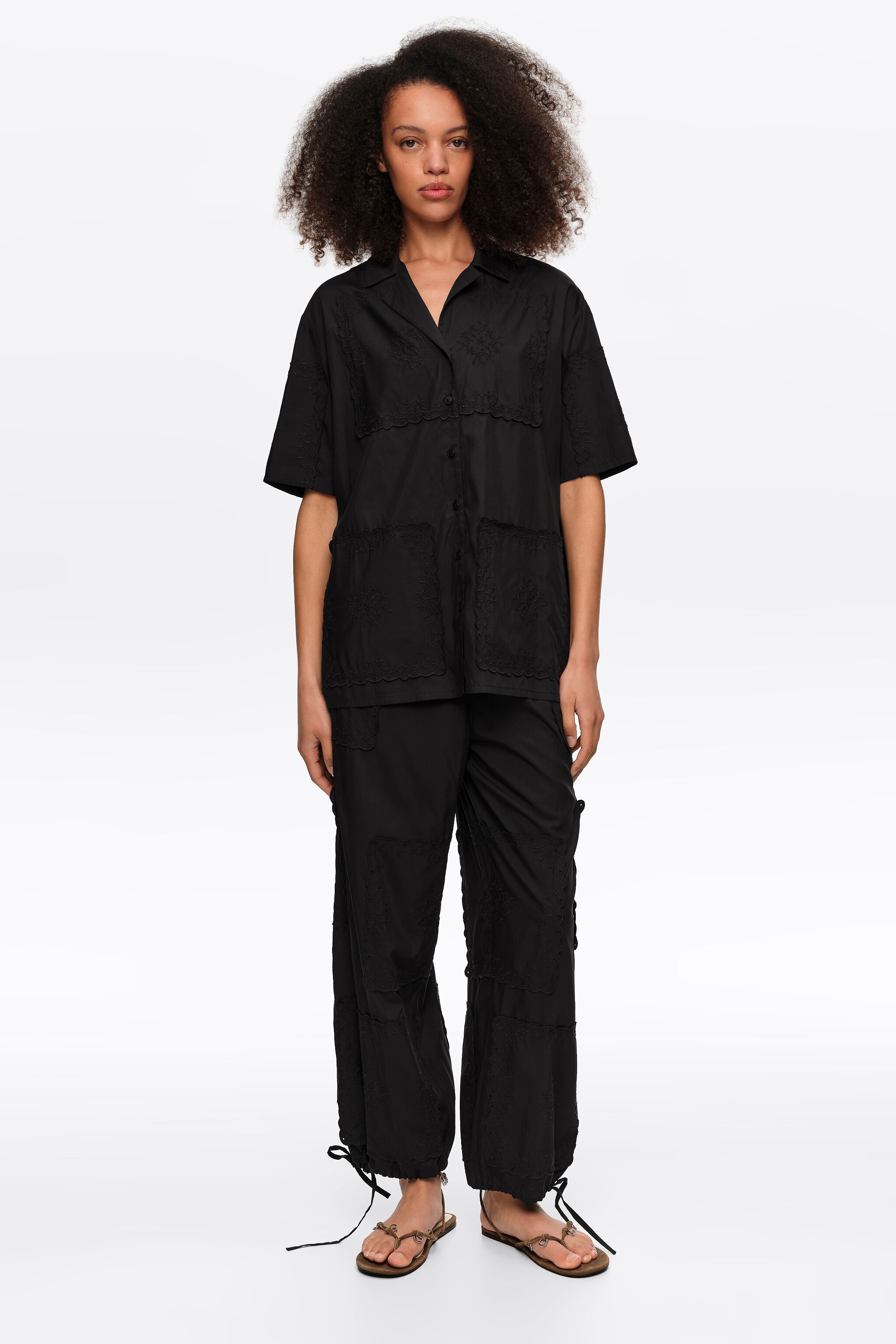 Schwarze Hose mit besticktem Patchwork