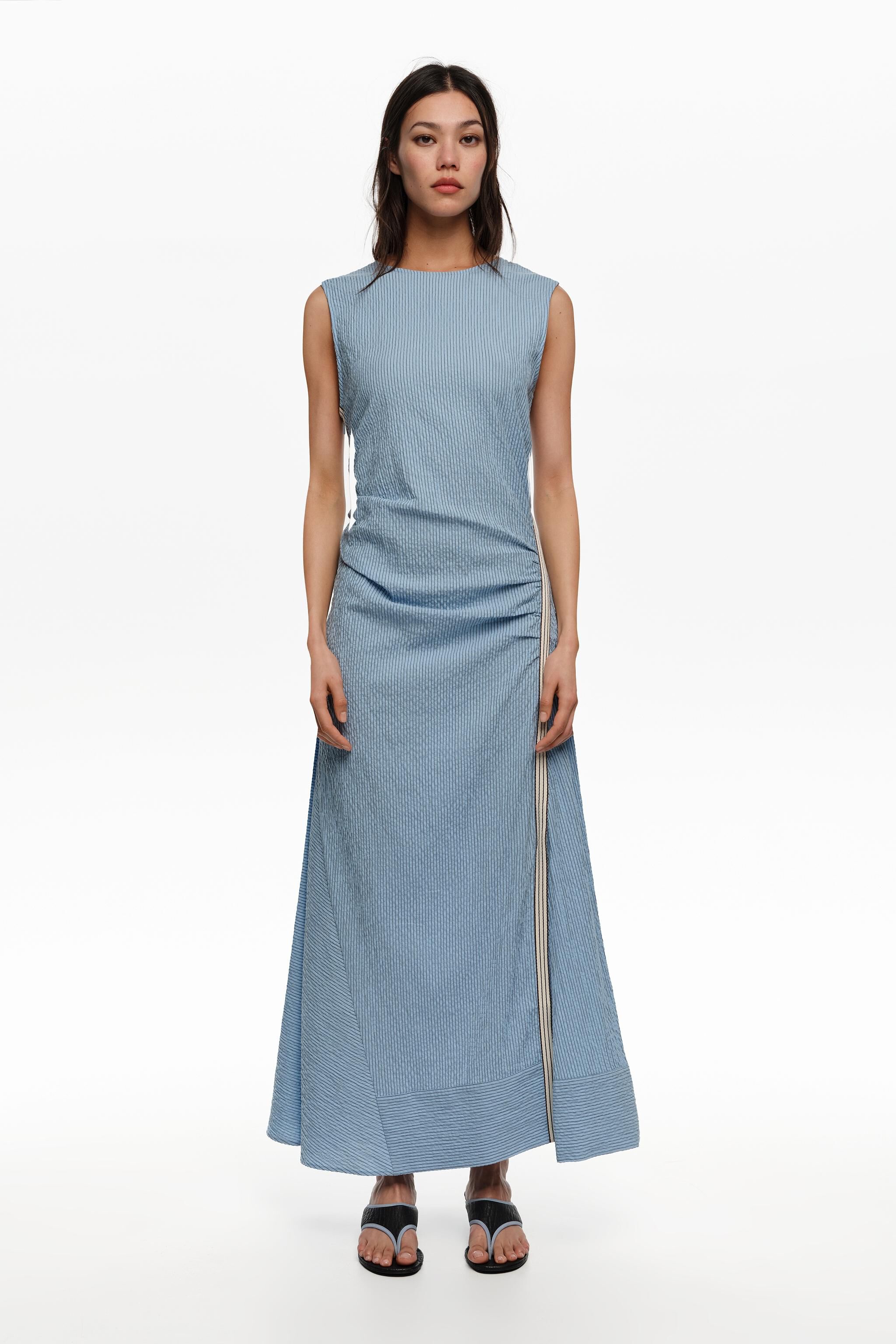 Ärmelloses Kleid mit blau gestreifter Überlagerung