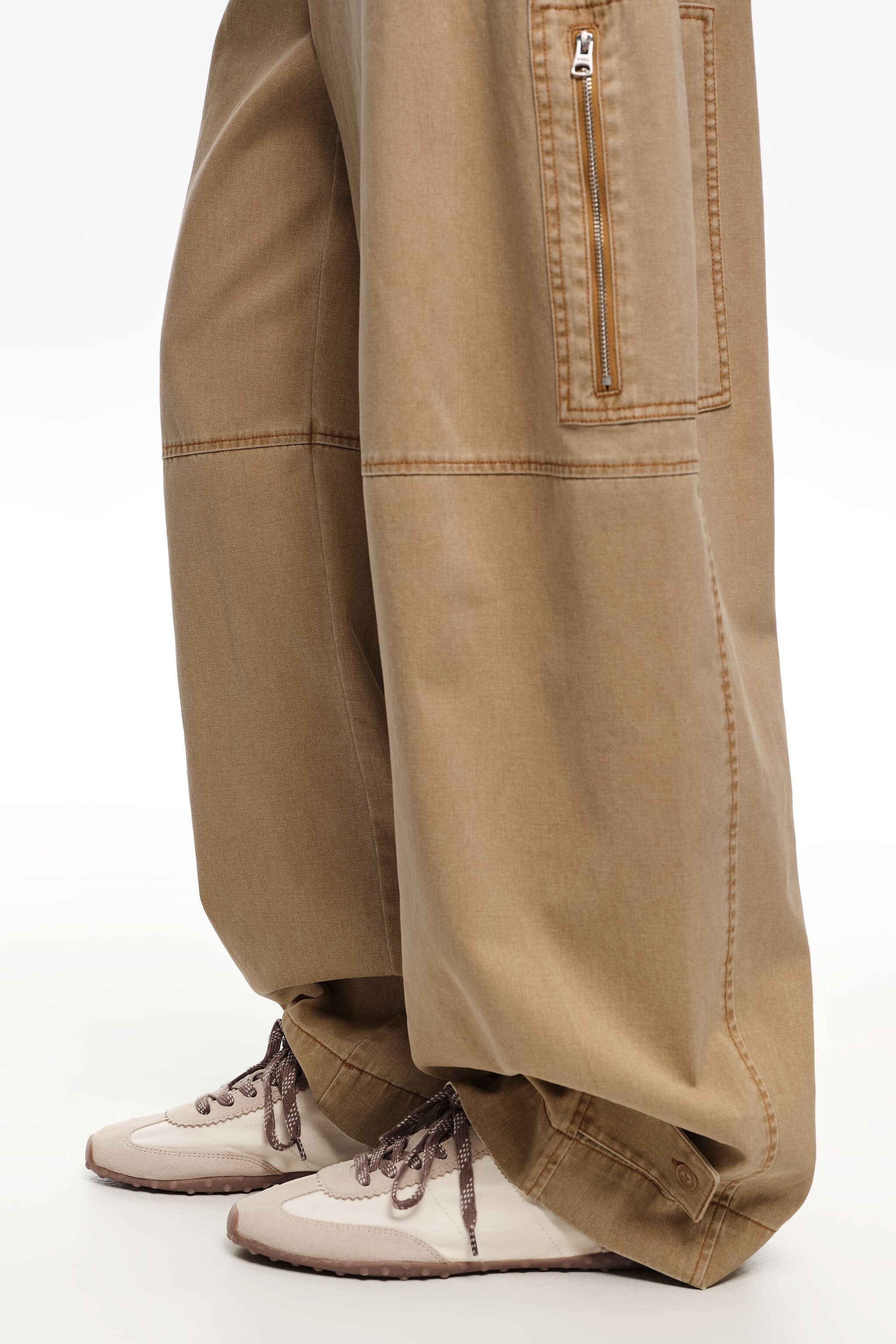 13 29 Sneaker aus Beige-Leder und Stoff