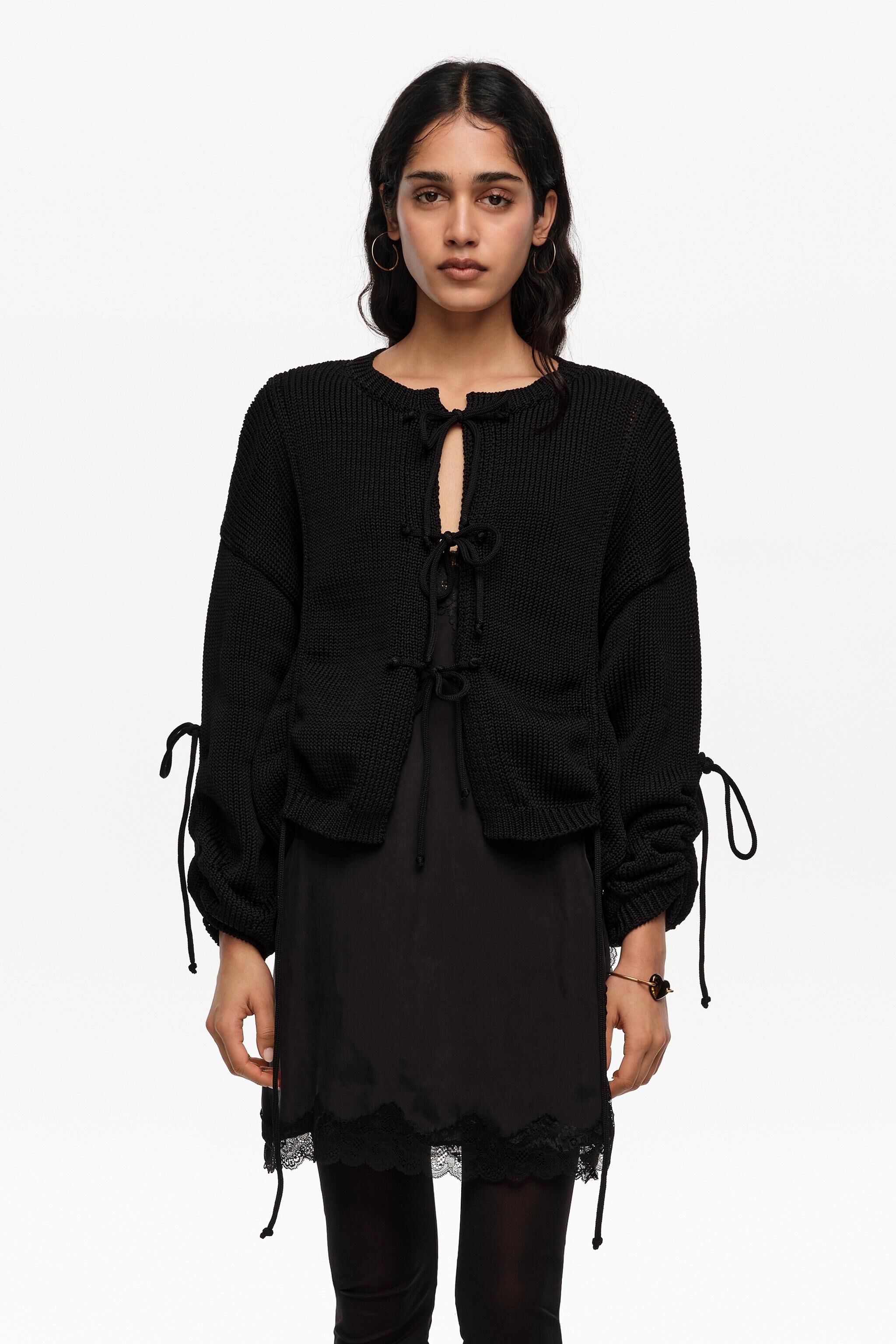 Schwarzer ruchierter Knoten-Pullover