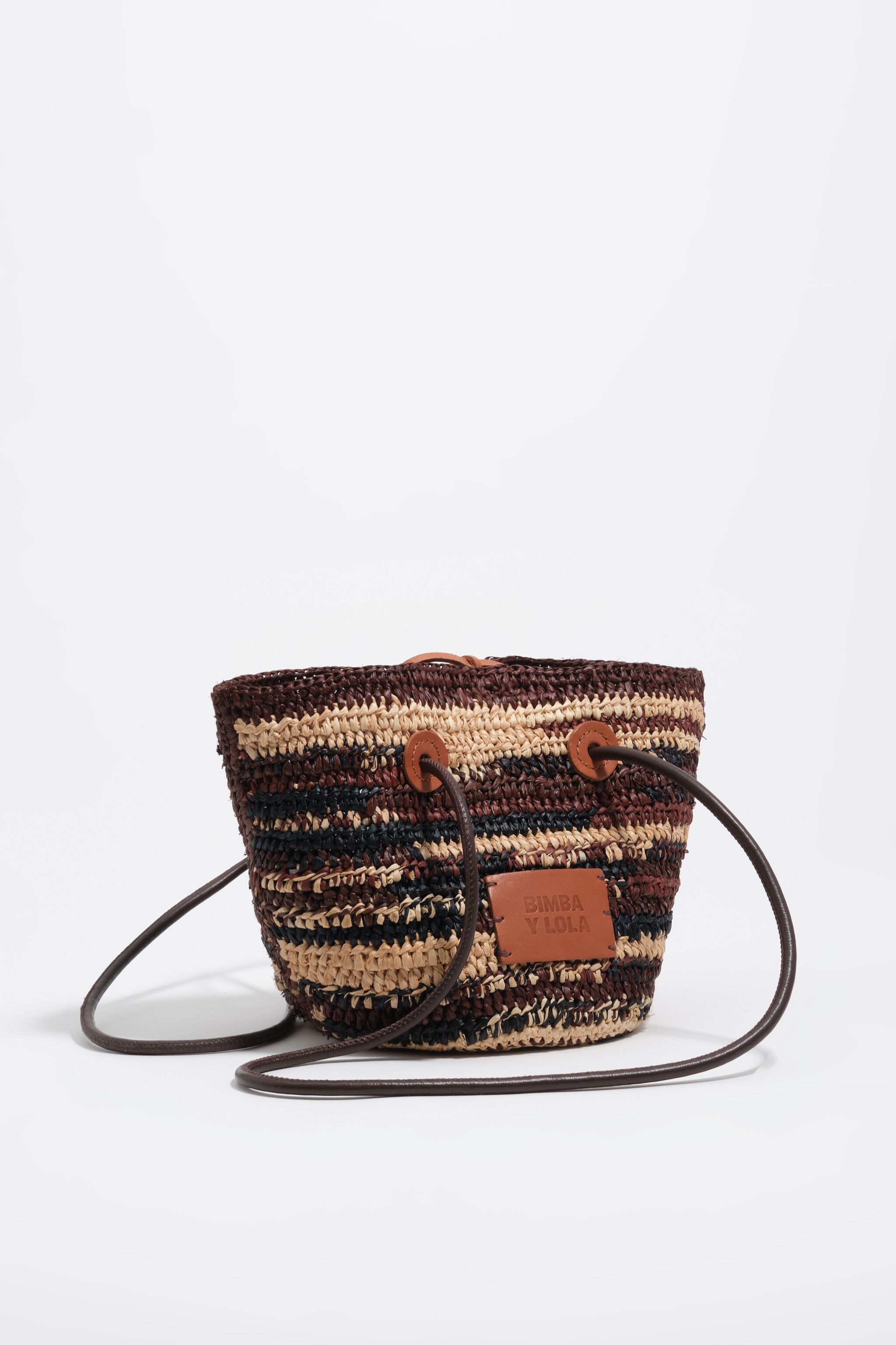 Kleine dunkelbraune Raffia-Korbhandtasche