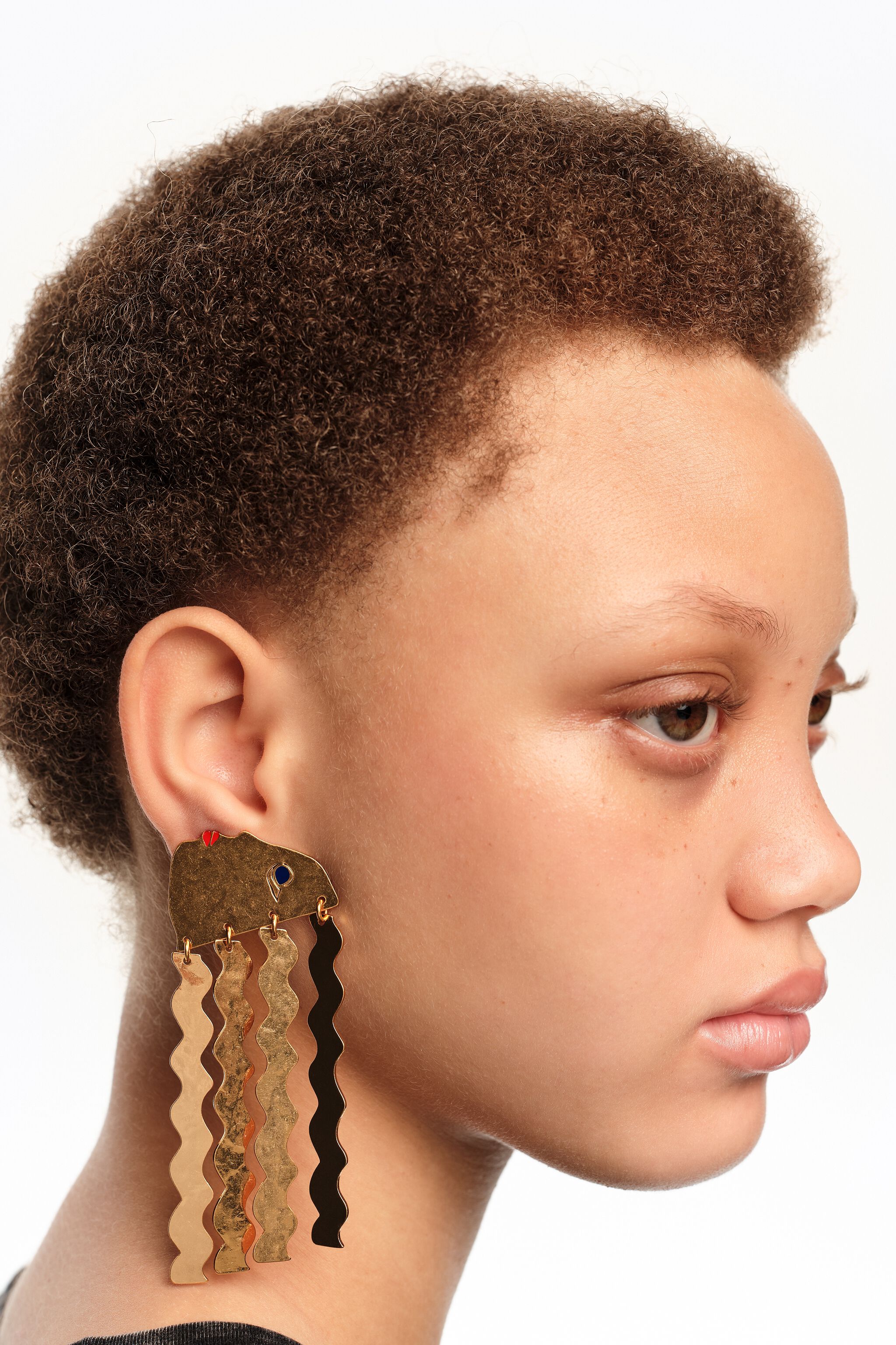 Matte-goldene Ohrringe mit Silhouette