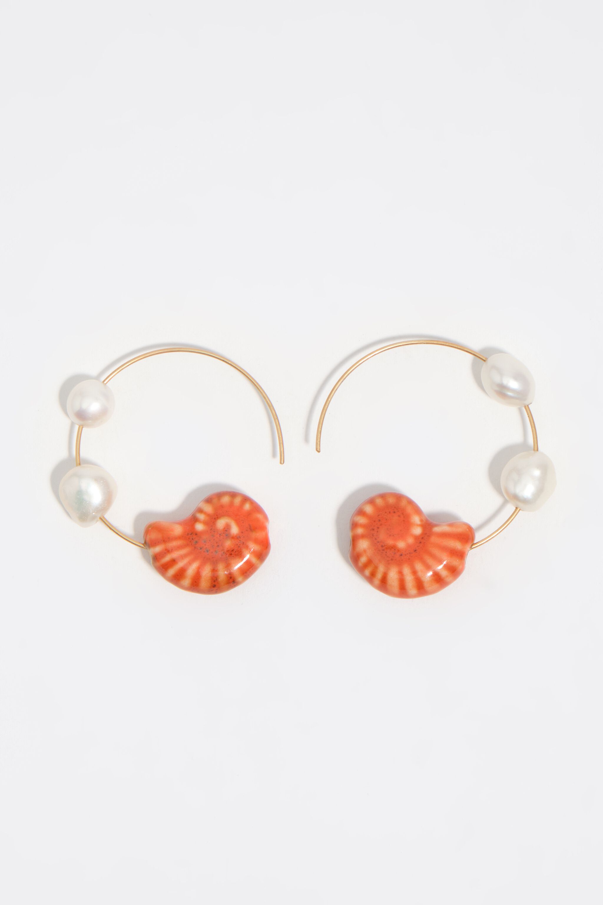Hoop-Ohrstecker mit Perlen und keramischen Muscheln