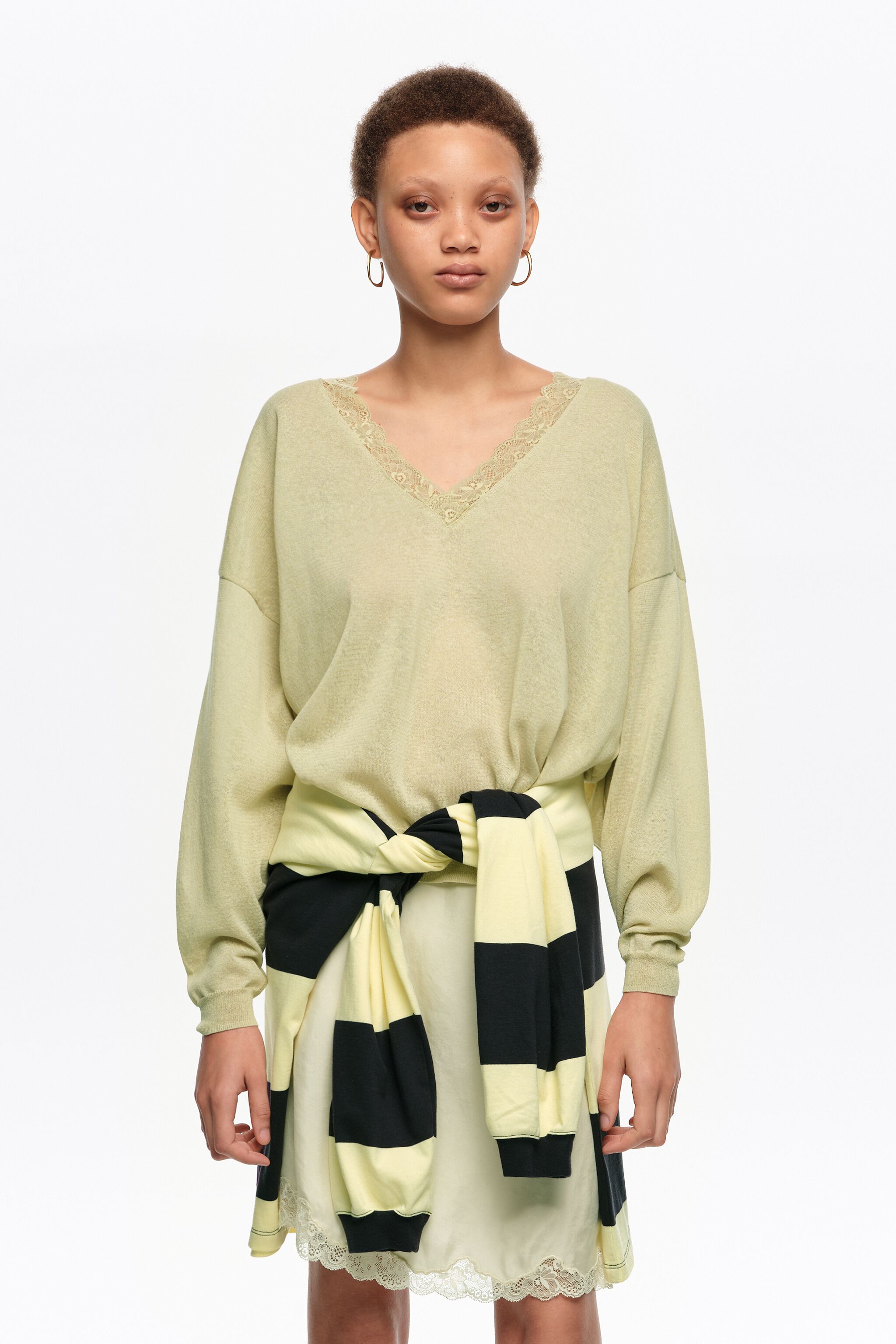 Leichtgrüner Kurz-Pullover aus Baumwoll-Linen und Spitze