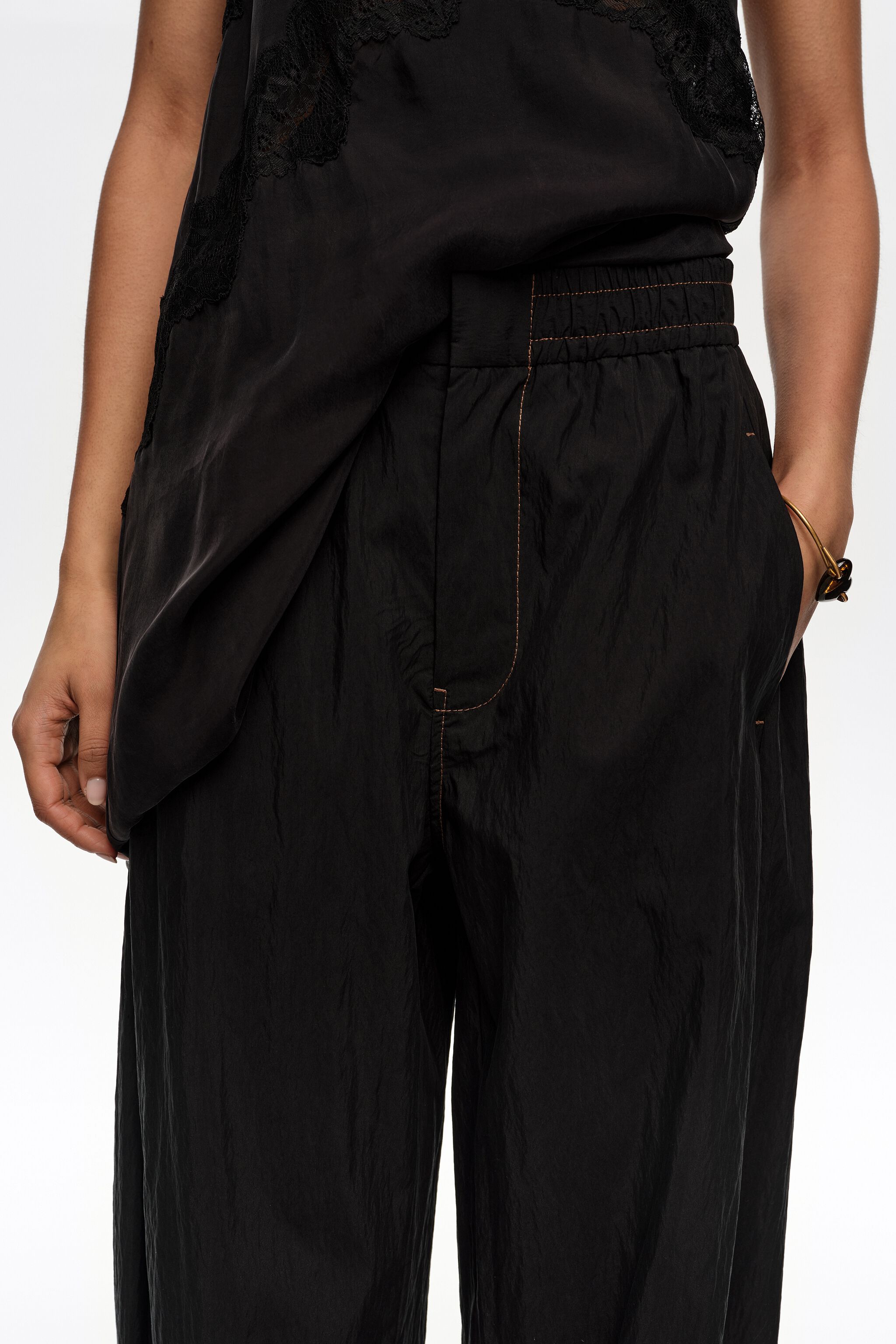 Schwarze Joggerhosen mit Volant