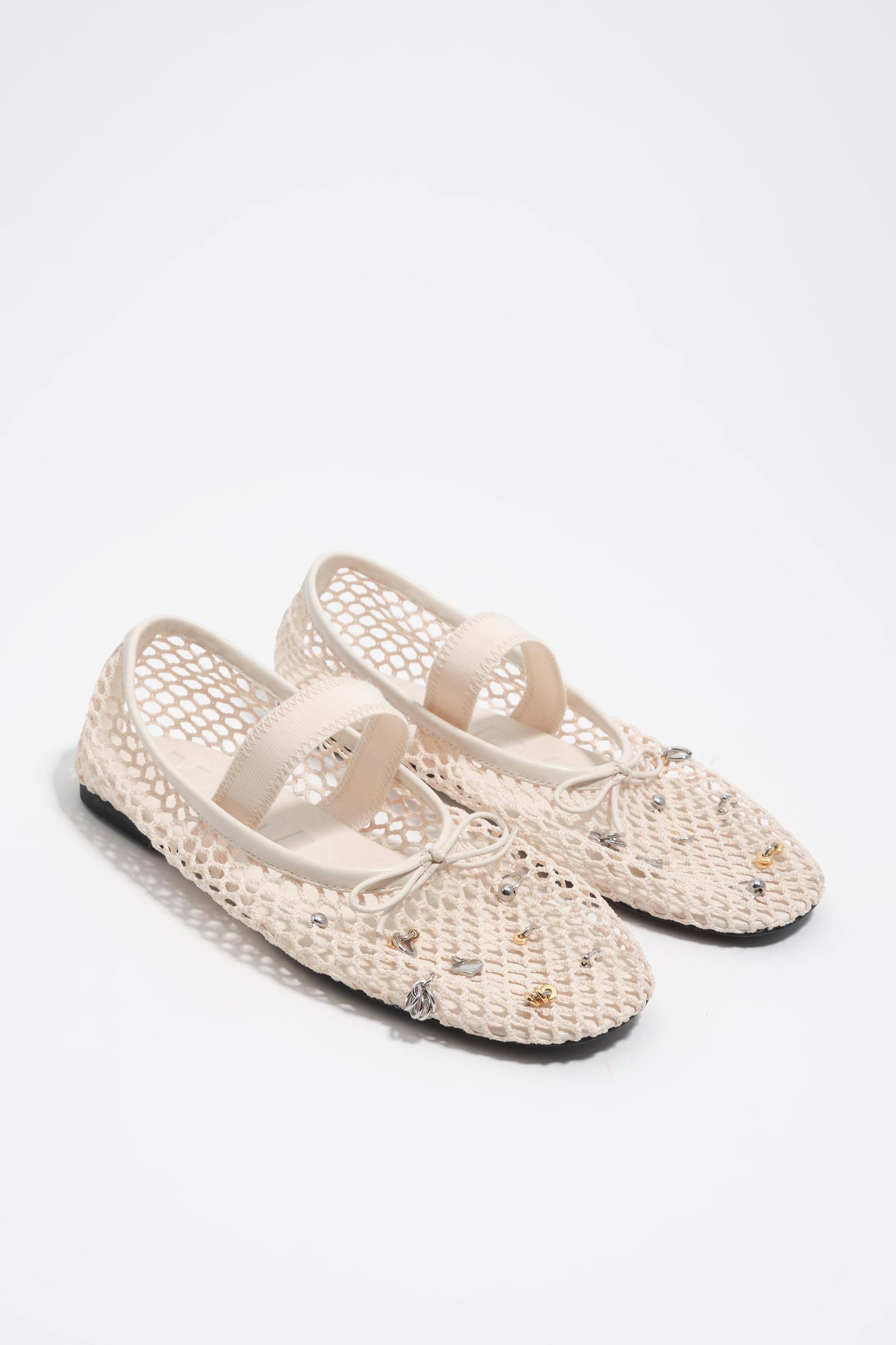 Weiße Mesh-Ballerina mit Metalldetails